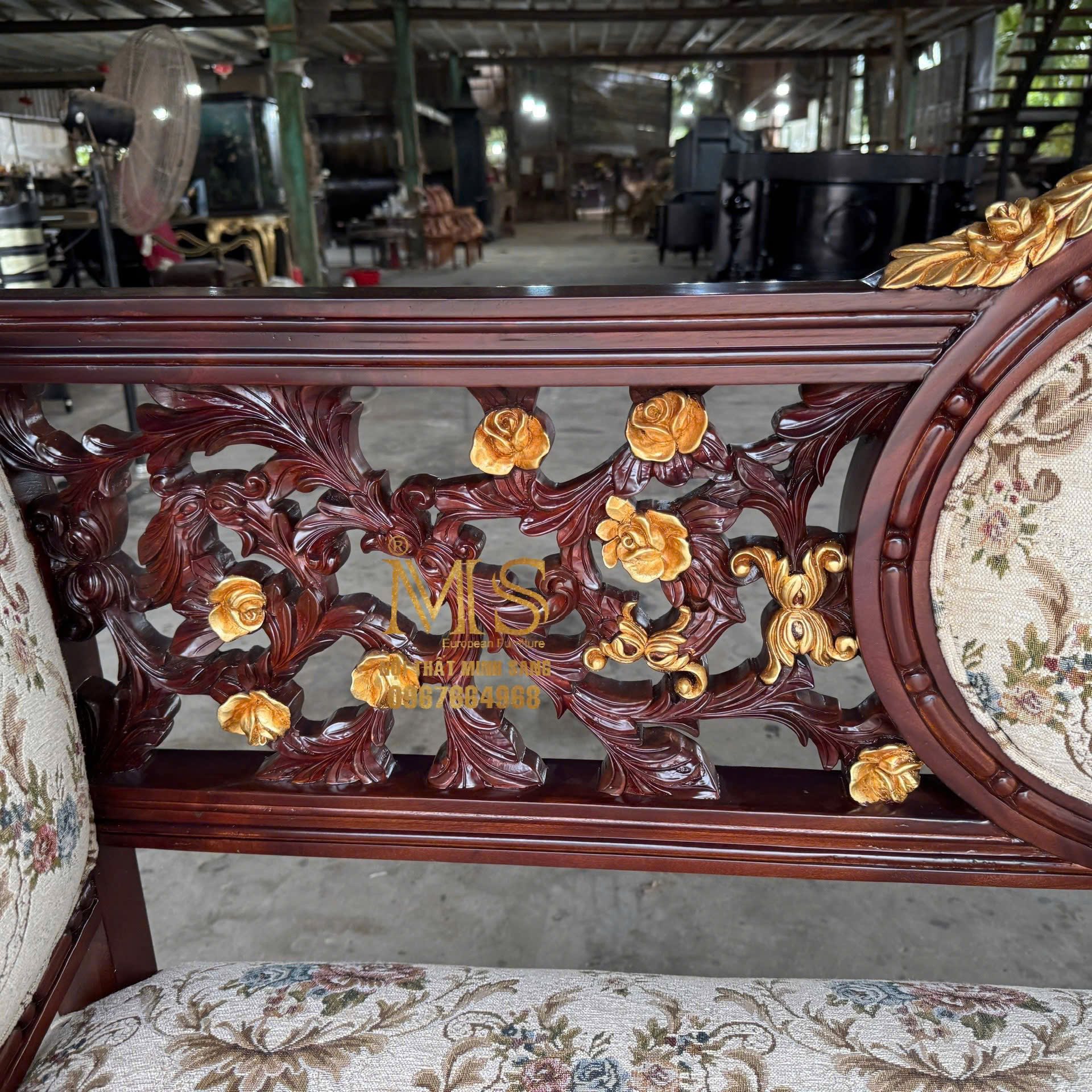 Bộ ghế trường kỷ Châu Âu cao cấp tại showroom Nội Thất Minh Sang