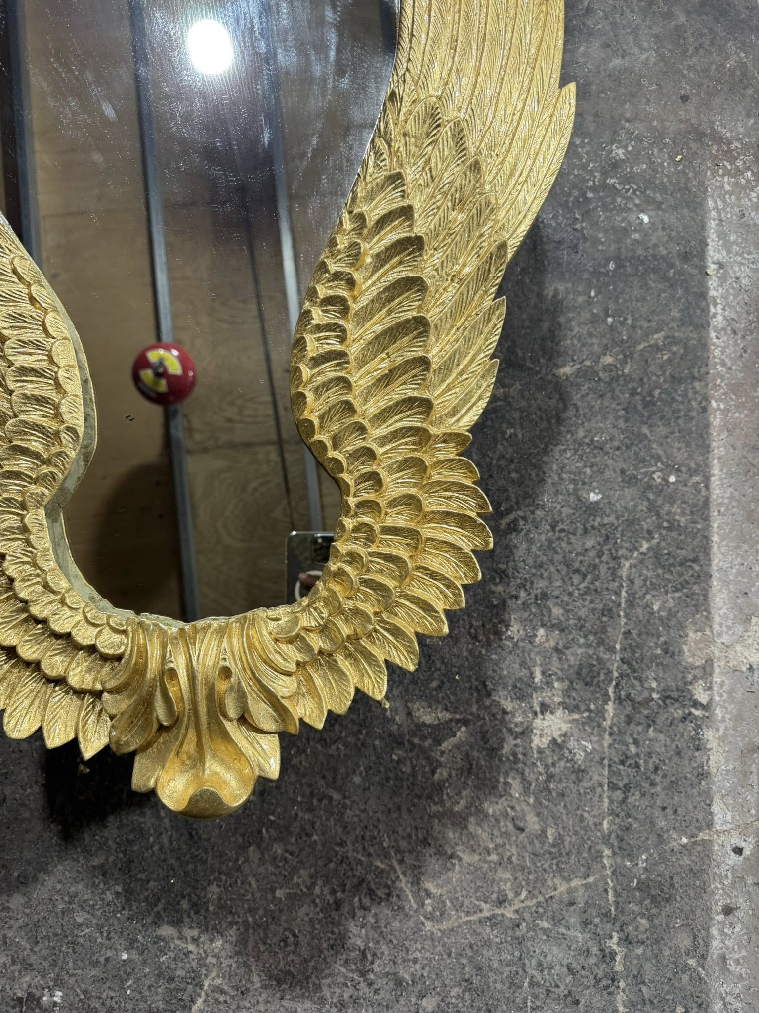 Chi tiết cánh chim chạm trổ trên khung gương dát lá vàng