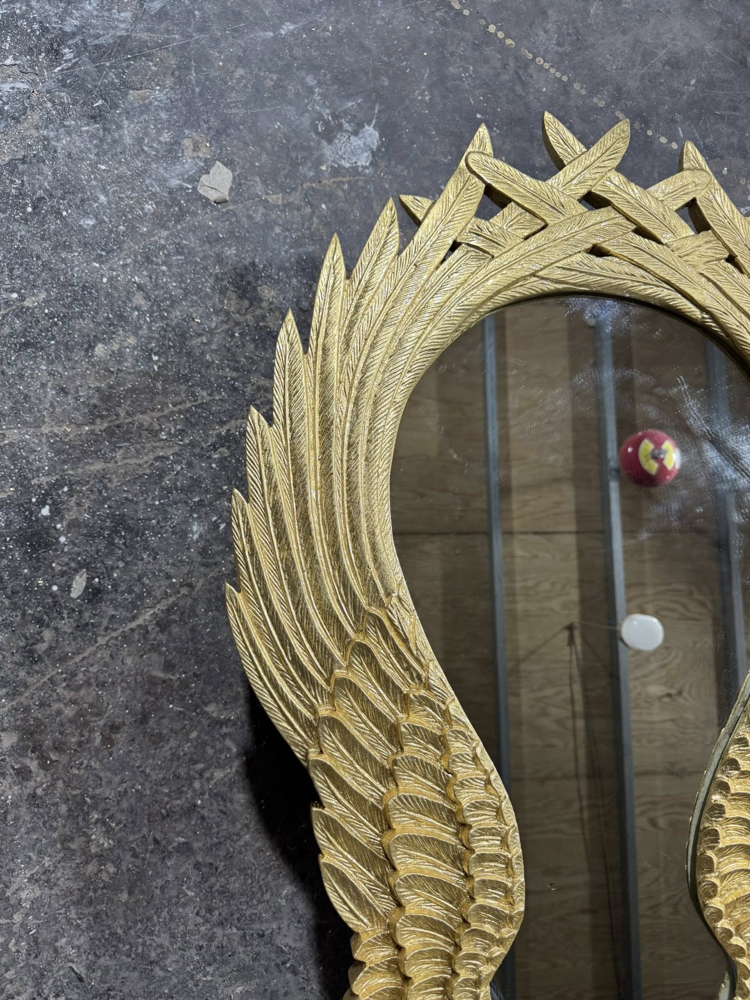 Khung gương cánh chim dát vàng trang trí phòng khách sang trọng