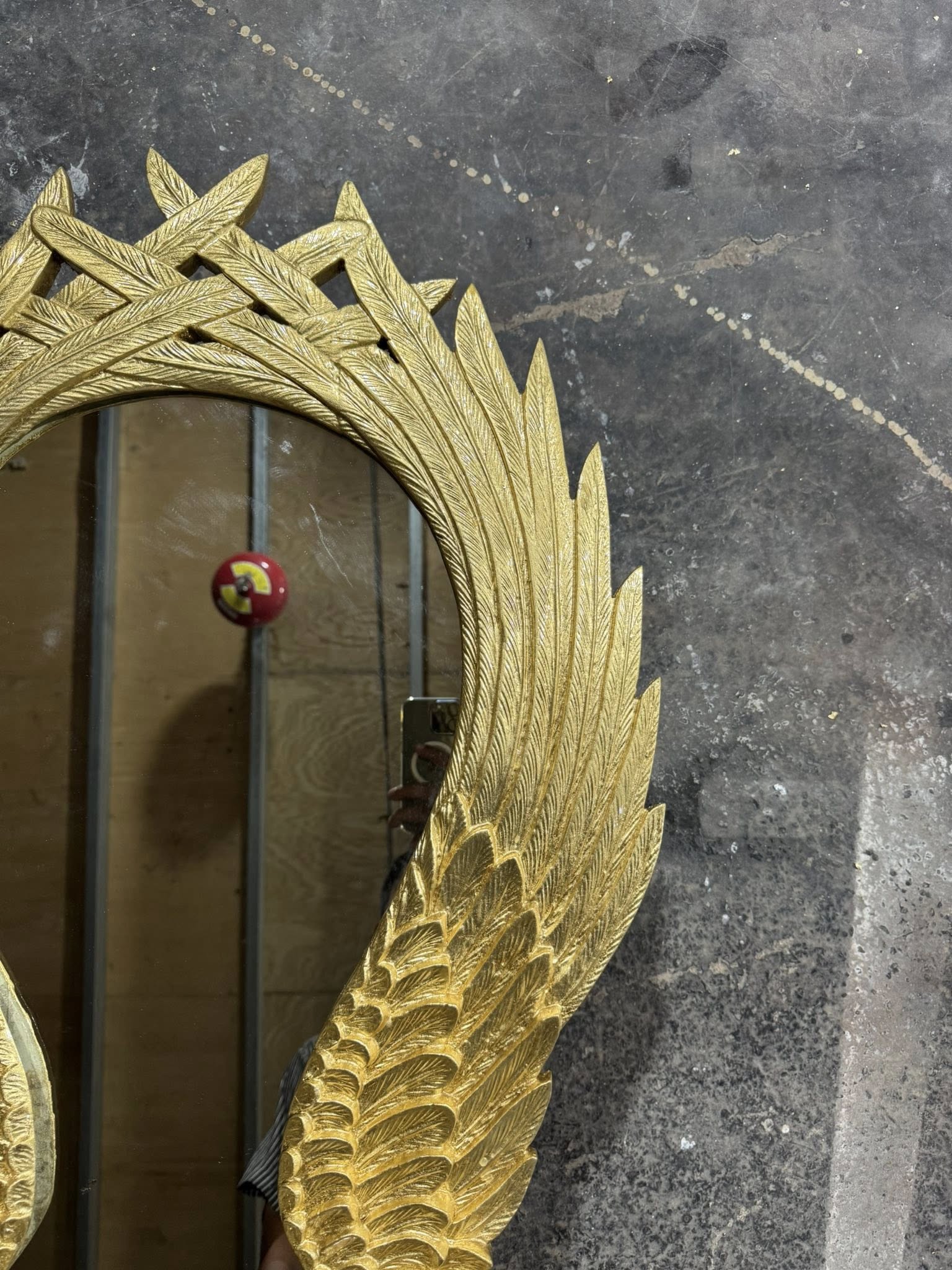 Hoa văn cánh chim chạm khắc tinh xảo trên khung gương nghệ thuật