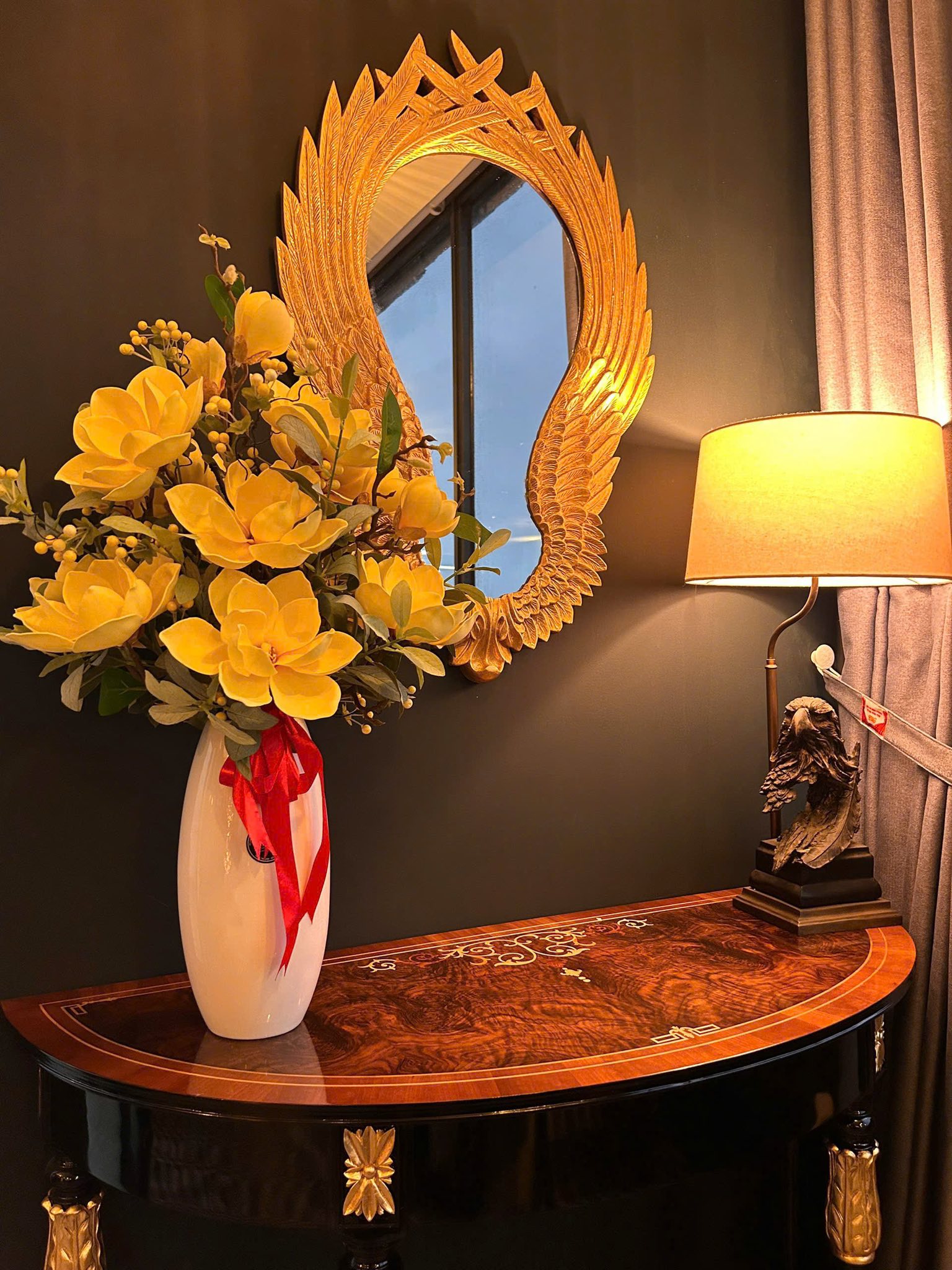 Khung gương nghệ thuật cánh chim dát lá vàng tinh tế