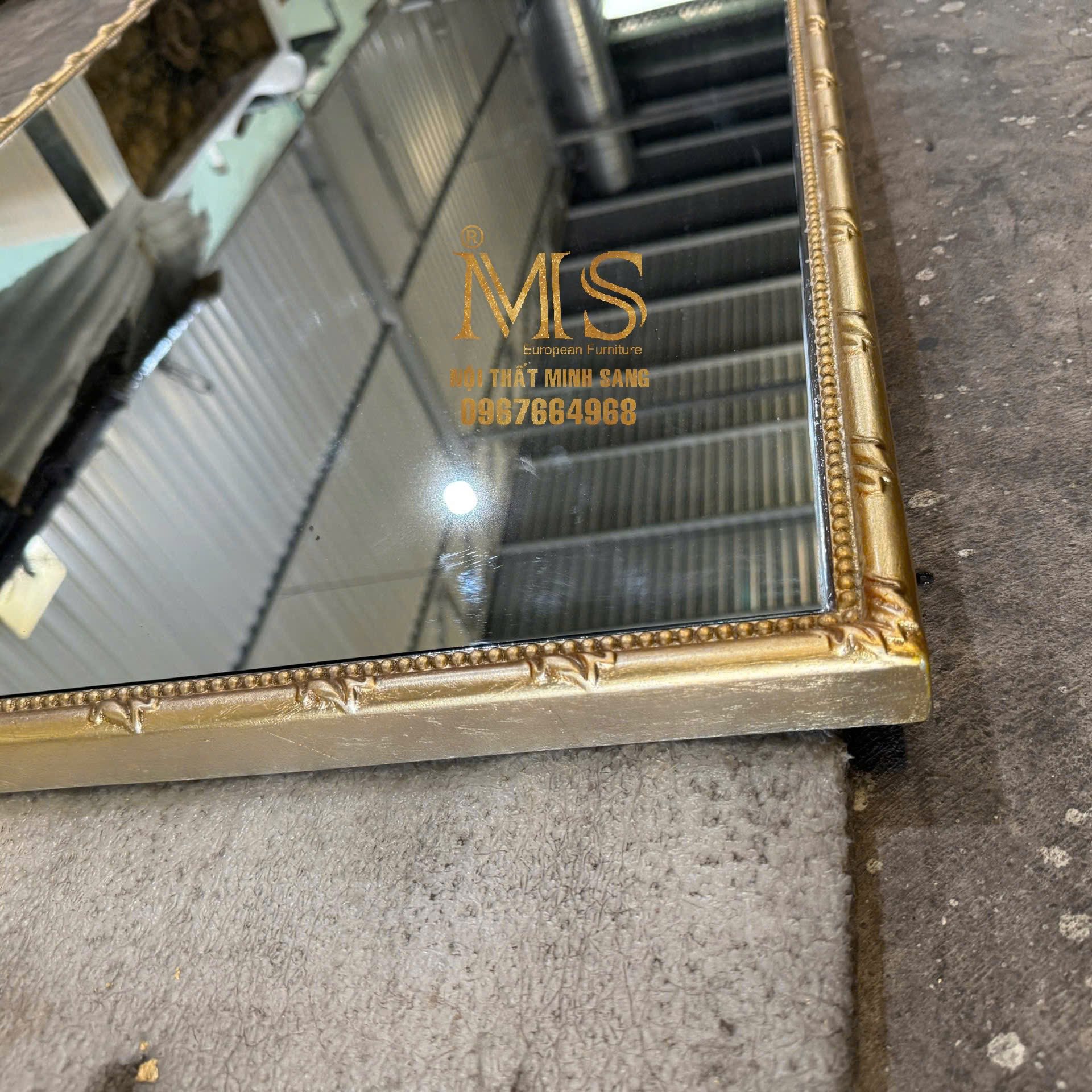 Gương trang trí phòng khách sang trọng với khung chữ nhật chạm trổ