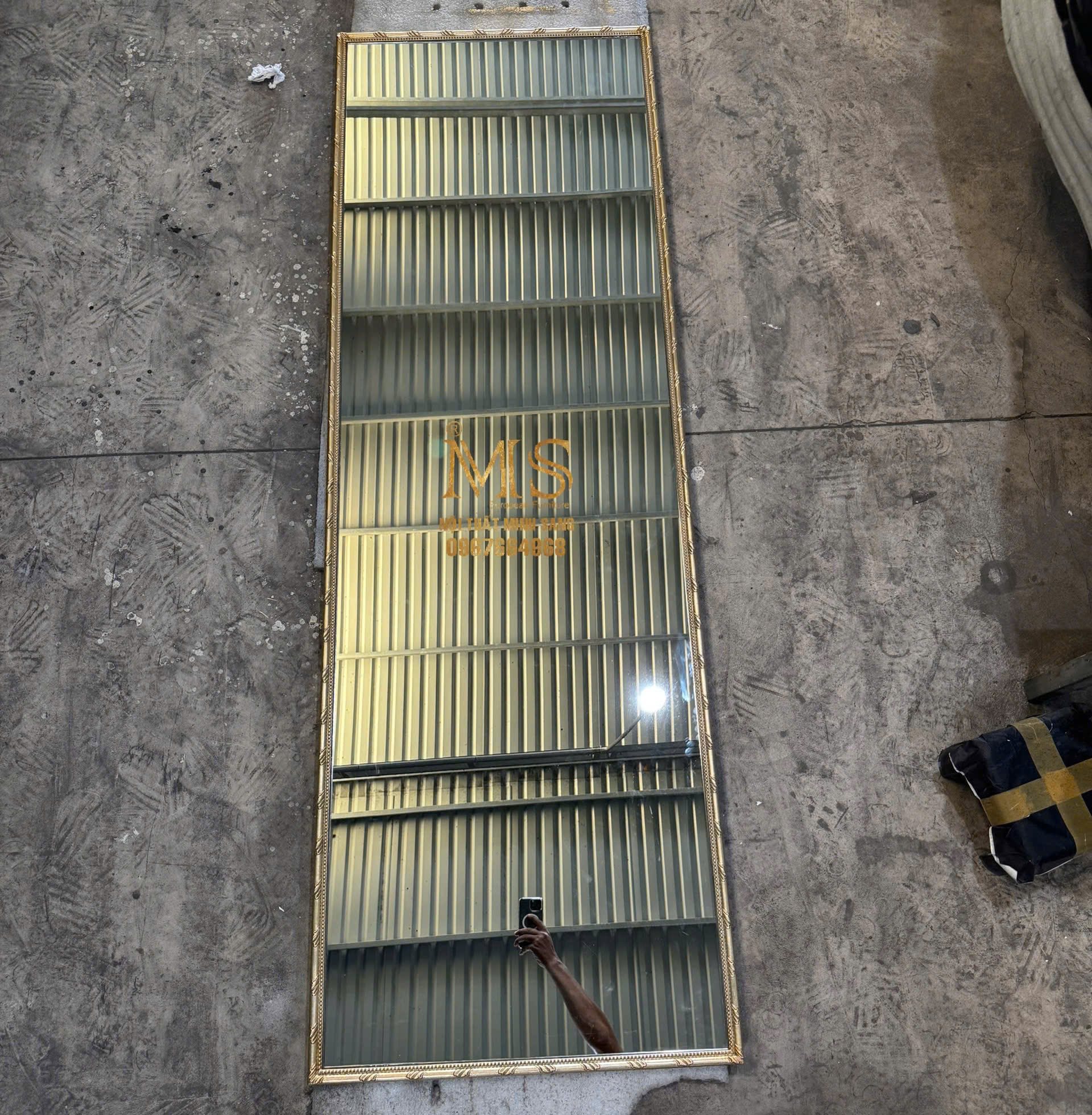 Khung gương hình chữ nhật chạm trổ dát bạc màu champagne của Nội thất Minh Sang