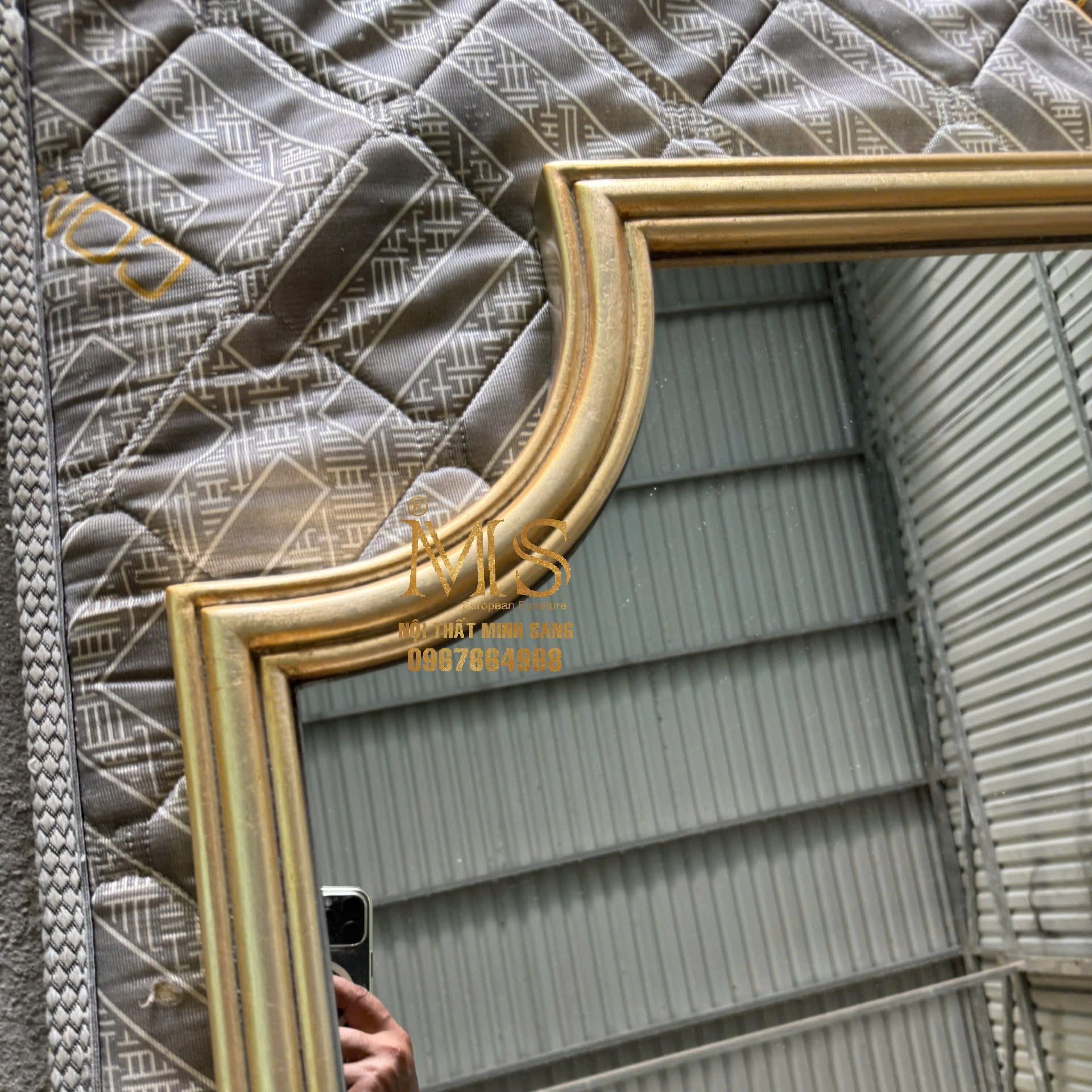 Gương trang trí phòng khách sang trọng với khung chữ nhật khuyết