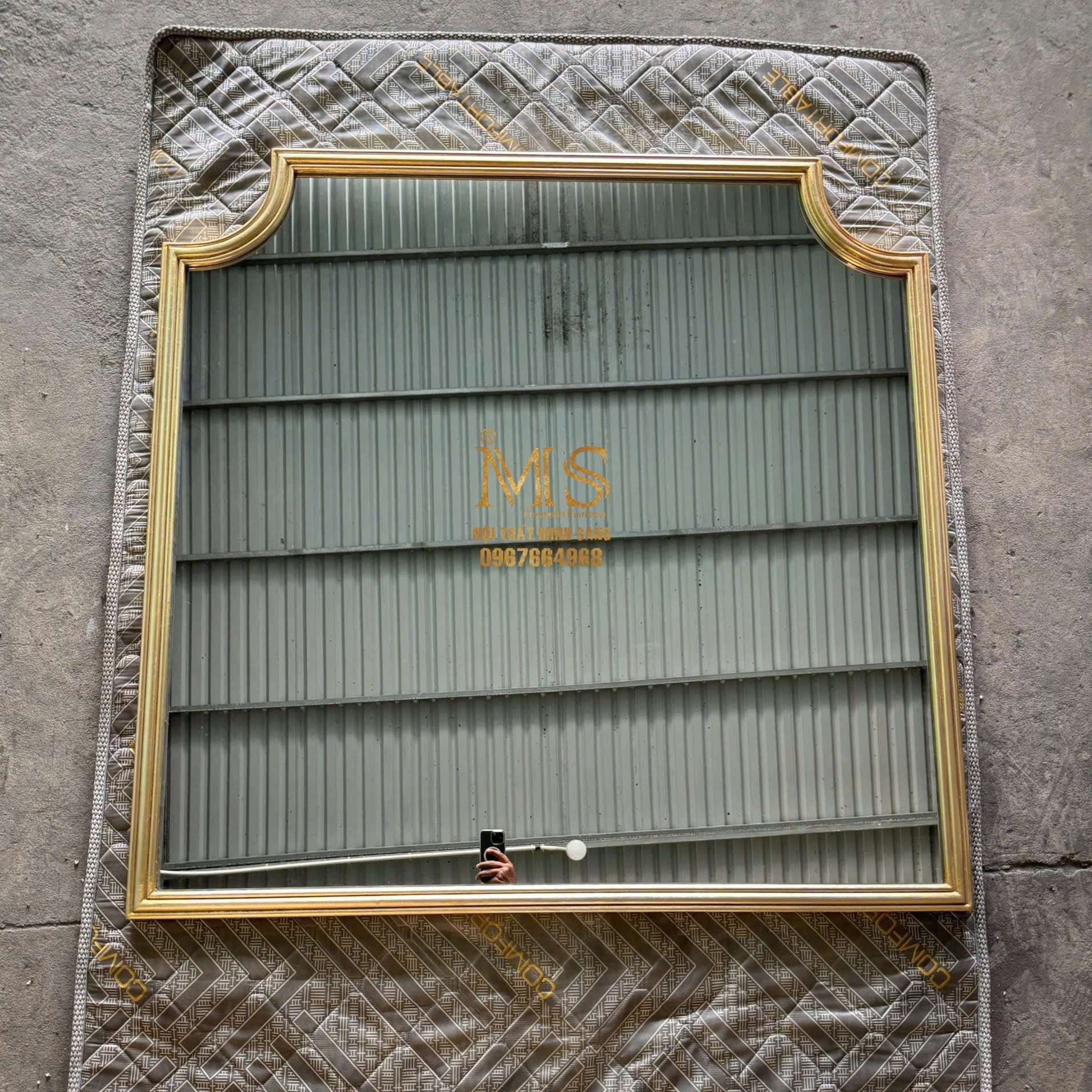 Khung gương hình chữ nhật khuyết dát bạc màu champagne của Nội thất Minh Sang