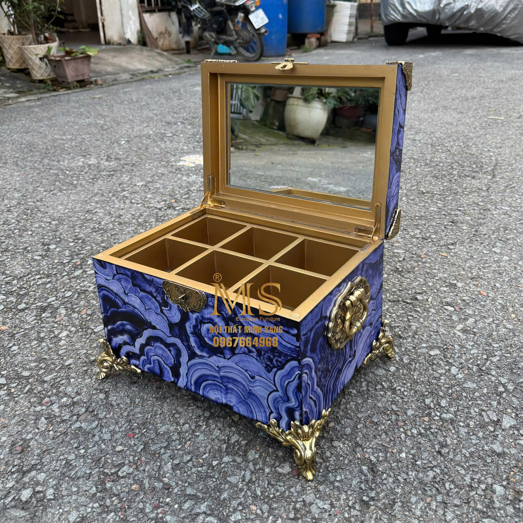 Hộp trang sức màu xanh tím nhạt họa tiết lông công sang trọng