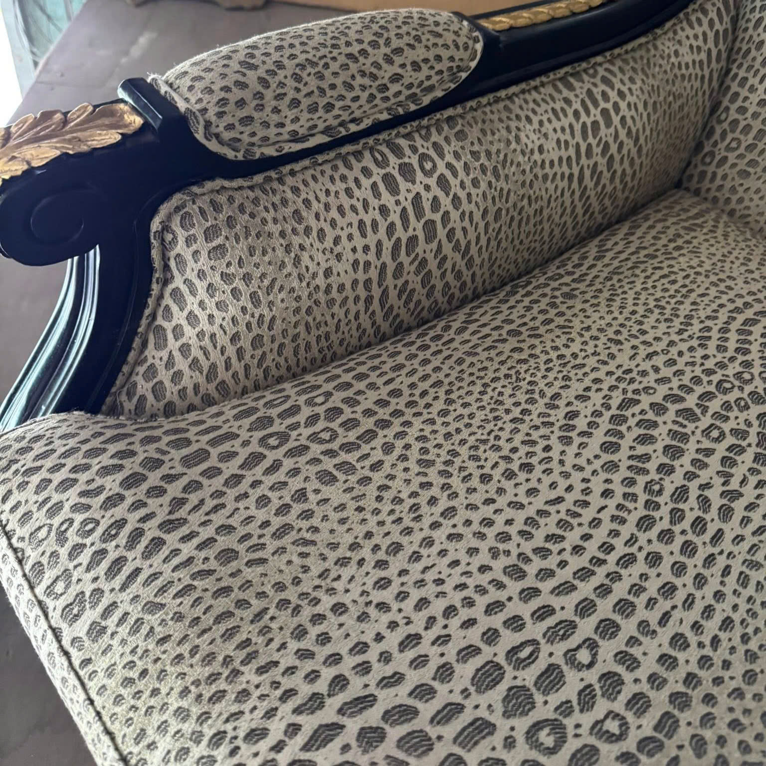 Sofa Louis cổ điển sơn đen phiên bản giới hạn, thiết kế độc bản tinh tế của Nội thất Minh Sang