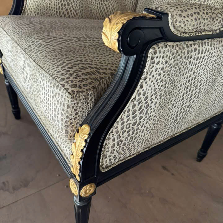 Mẫu sofa đơn Louis sơn đen phong cách cổ điển châu Âu, chế tác thủ công tinh xảo – Nội thất Minh Sang