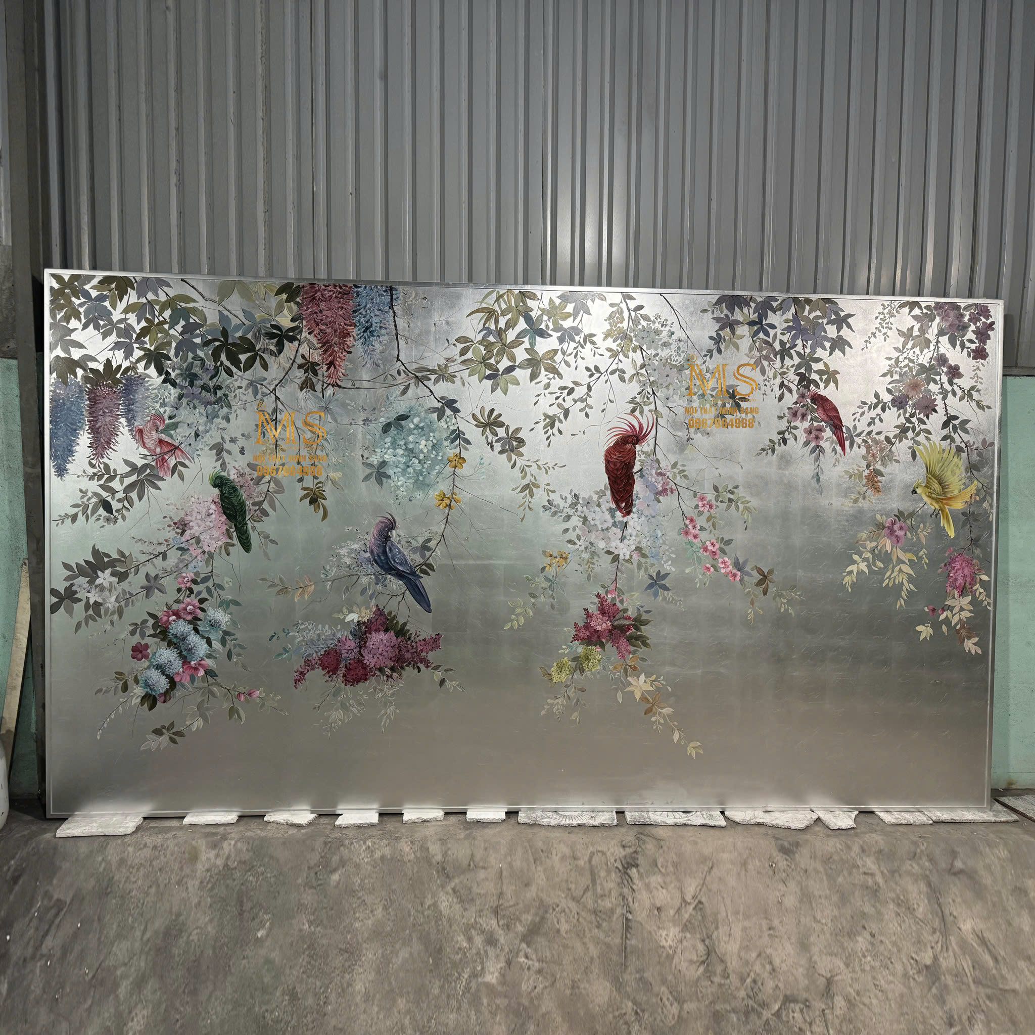Tranh hoa và sự kiêu hãnh của vẹt mang vẻ đẹp rực rỡ, sang trọng và đầy sức sống – Nội thất Minh Sang