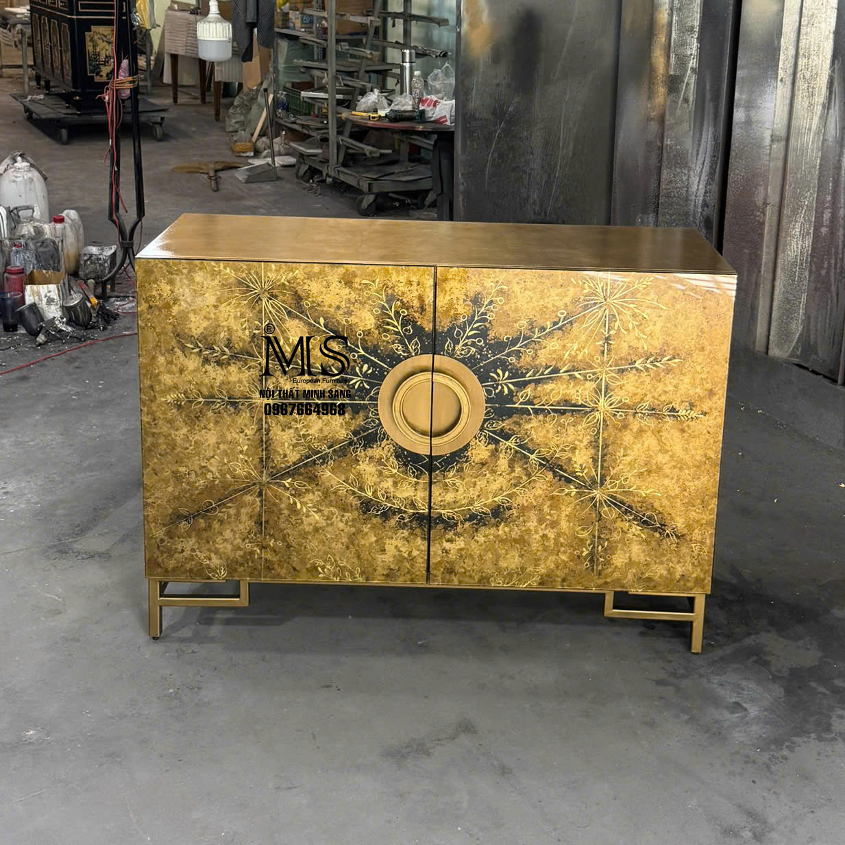 Tủ kiếng vẽ ngược với chi tiết dát vàng tinh xảo, trang trí phòng khách