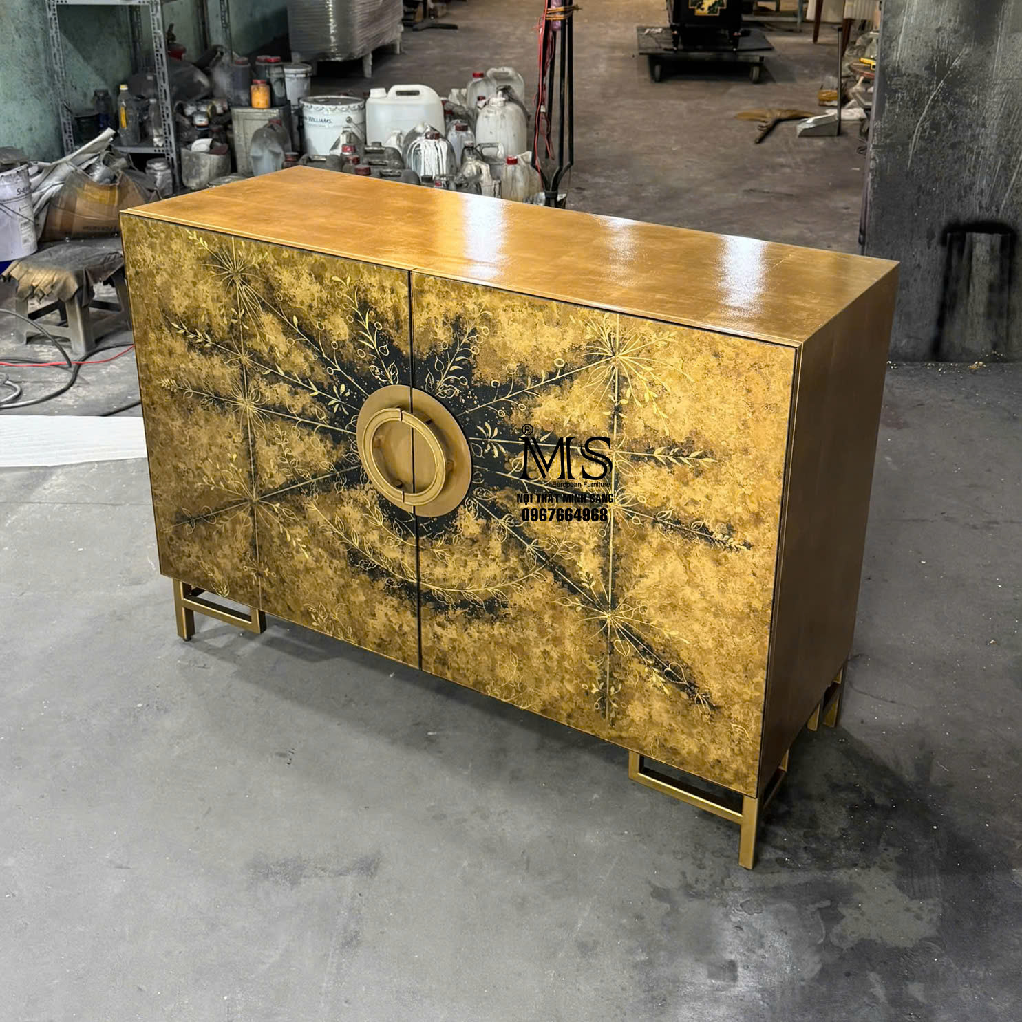 Tủ phòng ăn hiện đại với kiếng vẽ ngược và dát vàng cao cấp