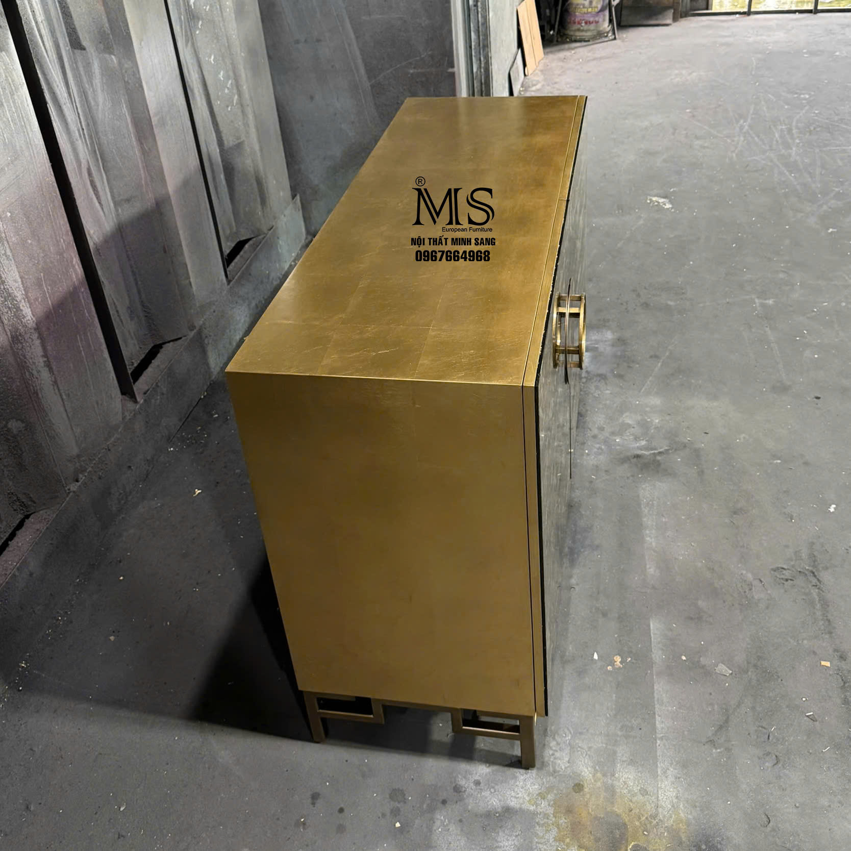 Tủ 2 cửa sang trọng, kết hợp dát vàng và kỹ thuật vẽ ngược kiếng