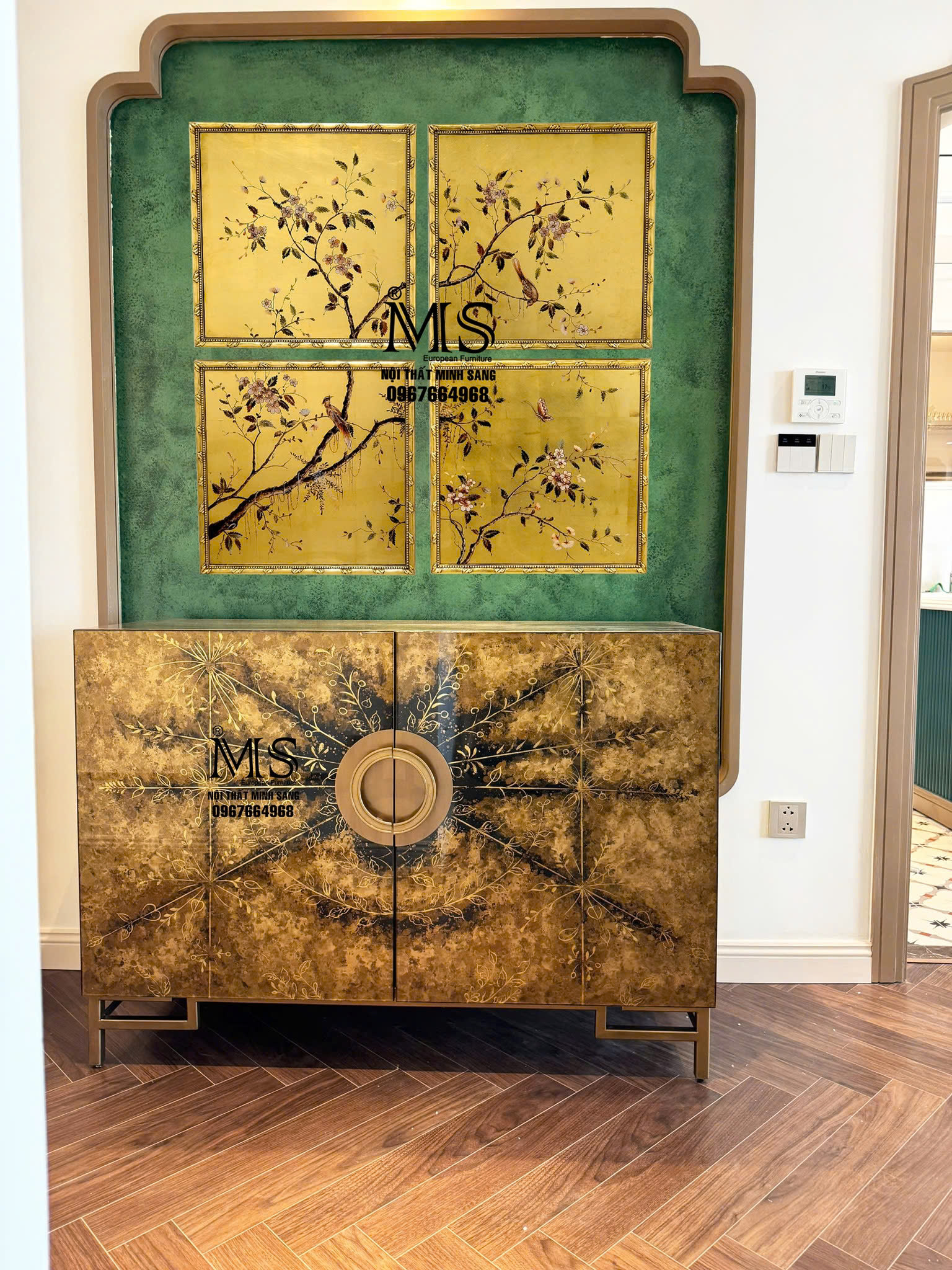 Tủ nghệ thuật với chi tiết vẽ ngược kiếng và dát vàng Nội thất Minh Sang