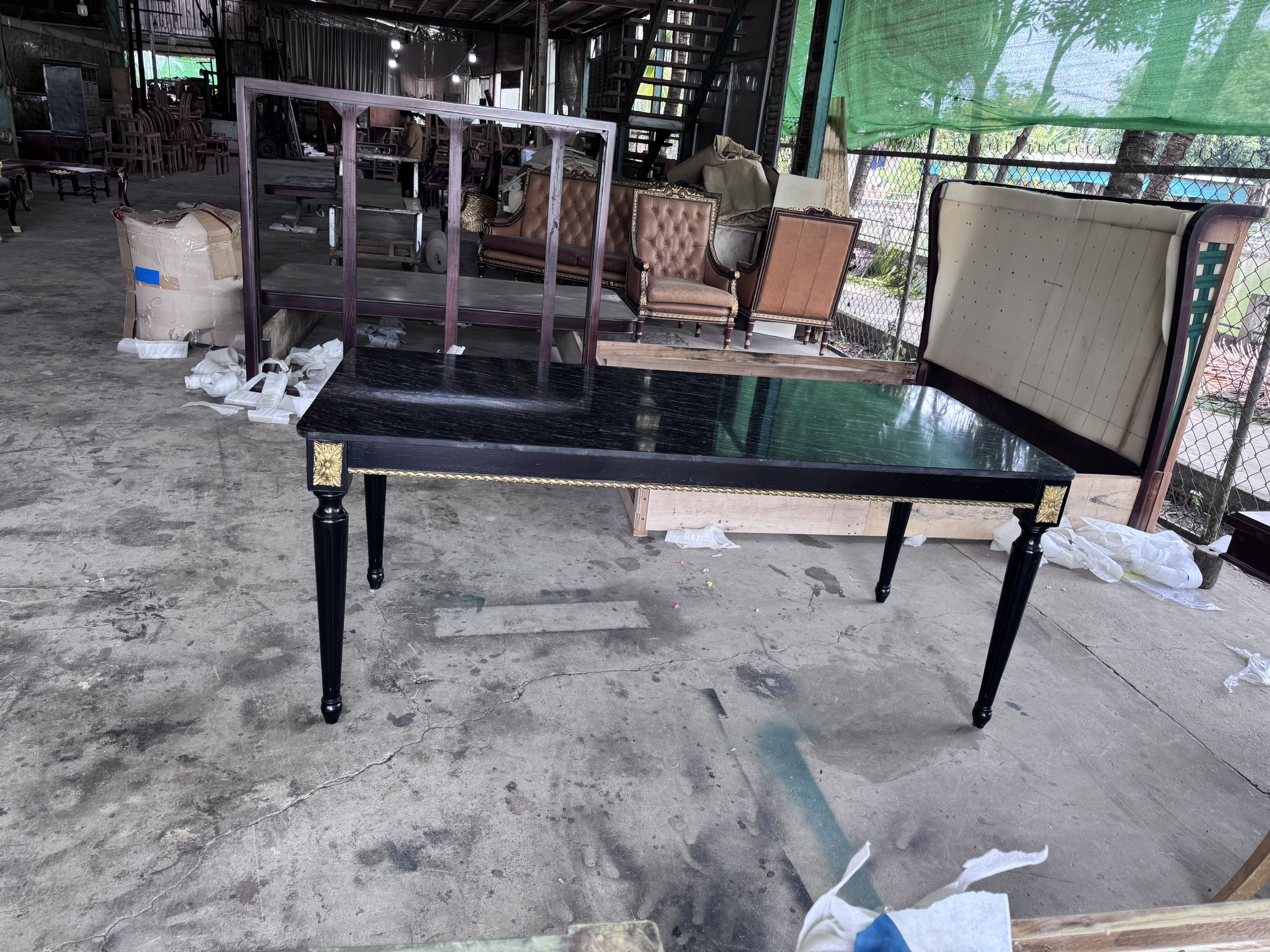 Bàn ăn mặt đá đen vân trắng sang trọng hiện đại