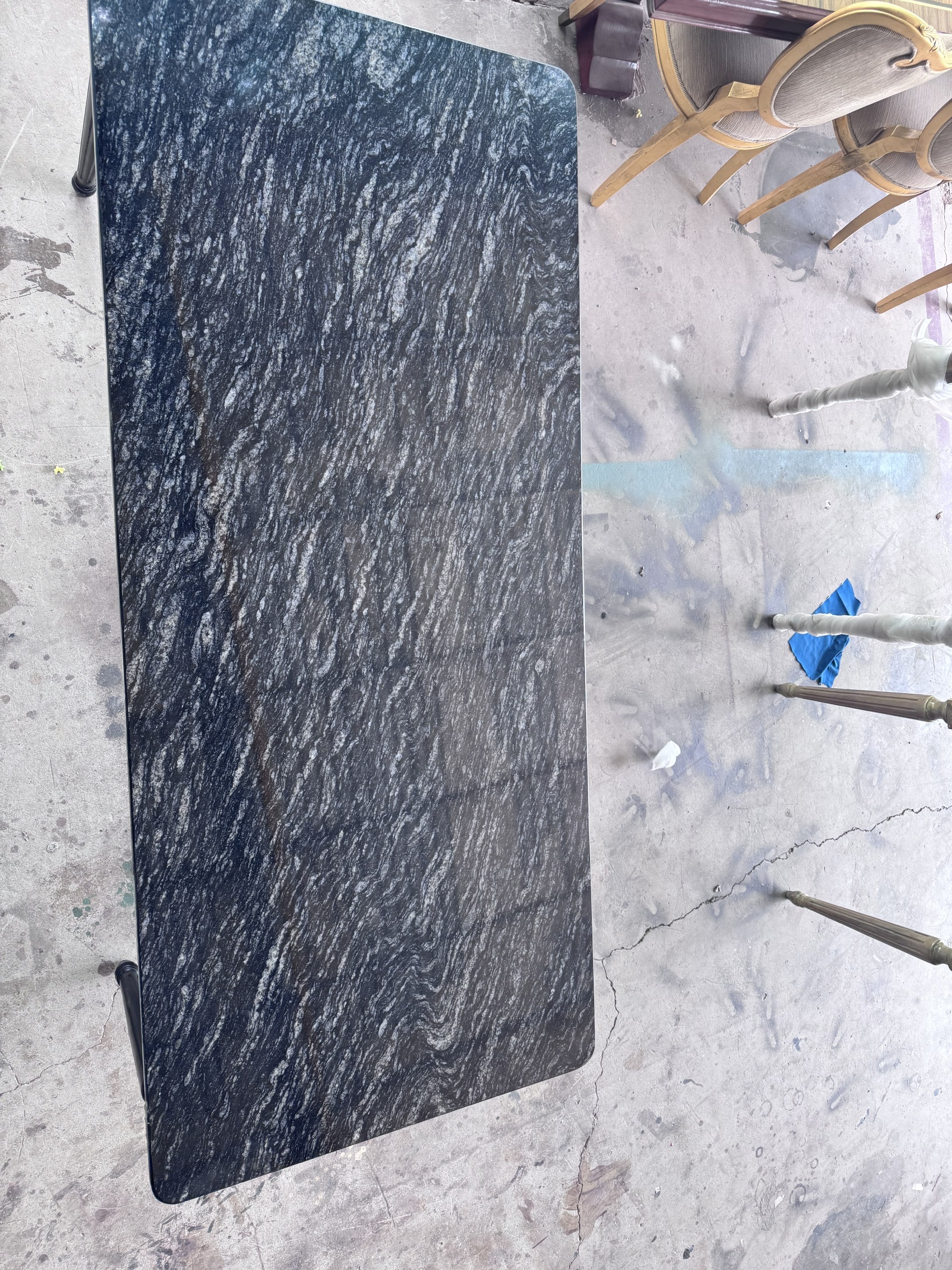 Bàn ăn phòng bếp mặt đá đen vân trắng tinh tế