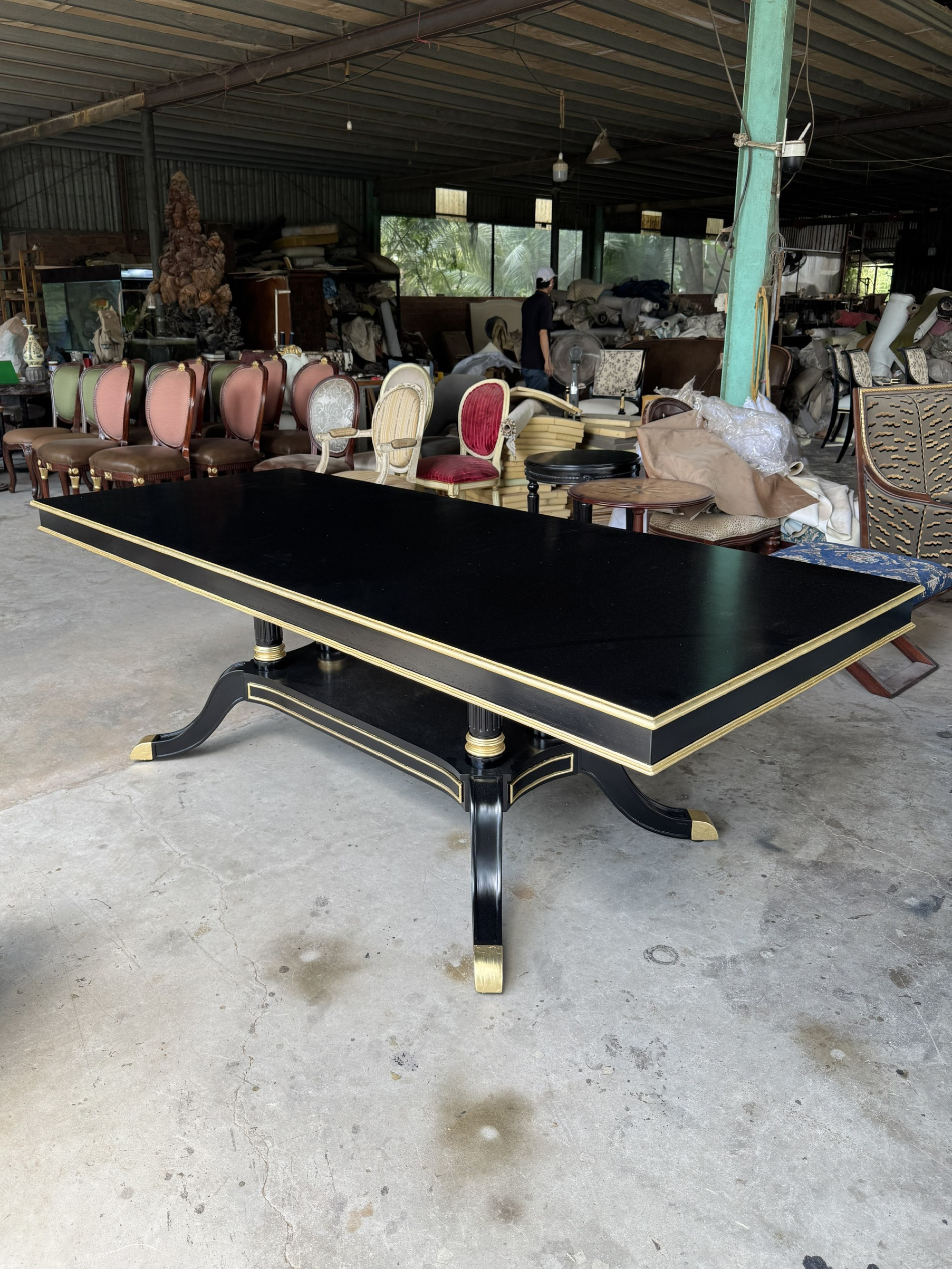 Bàn ăn dài 2m4 sơn đen dát vàng – Nội thất Minh Sang