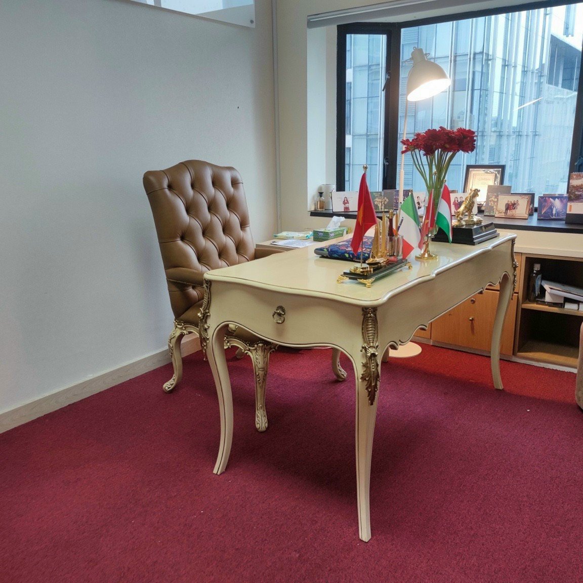 Bàn làm việc sơn trắng ngà ốp đồng đúc cao cấp Nội thất Minh Sang