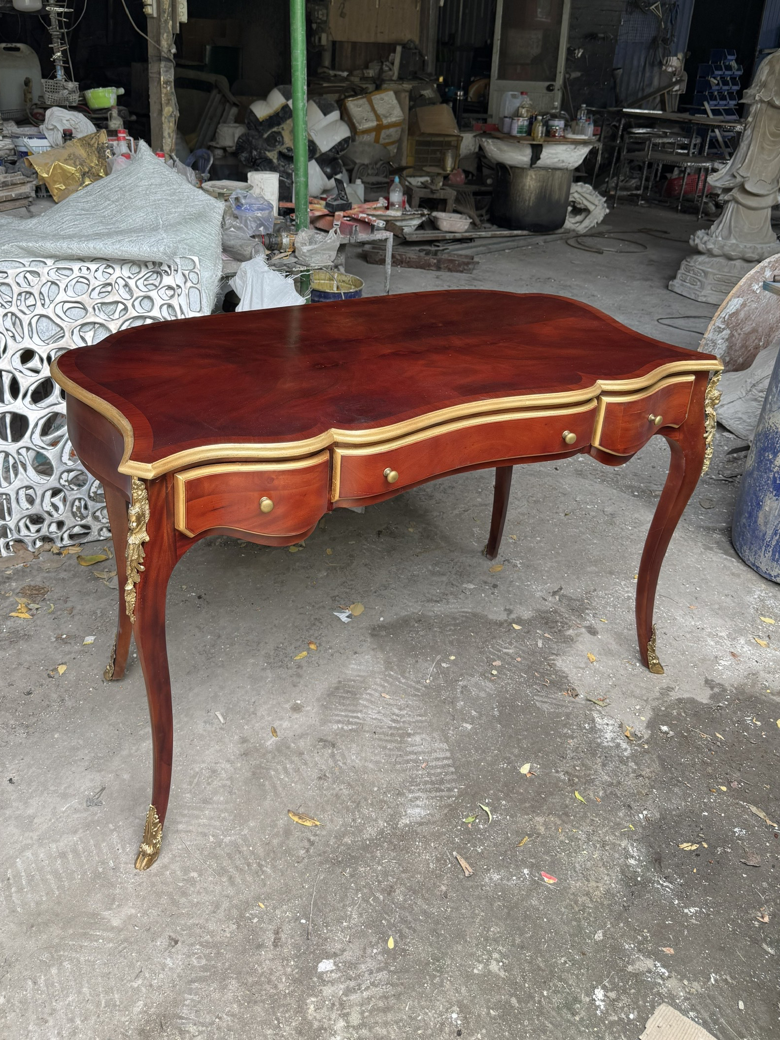 Bàn làm việc veneer walnut ốp đồng đúc – Nội thất Minh Sang