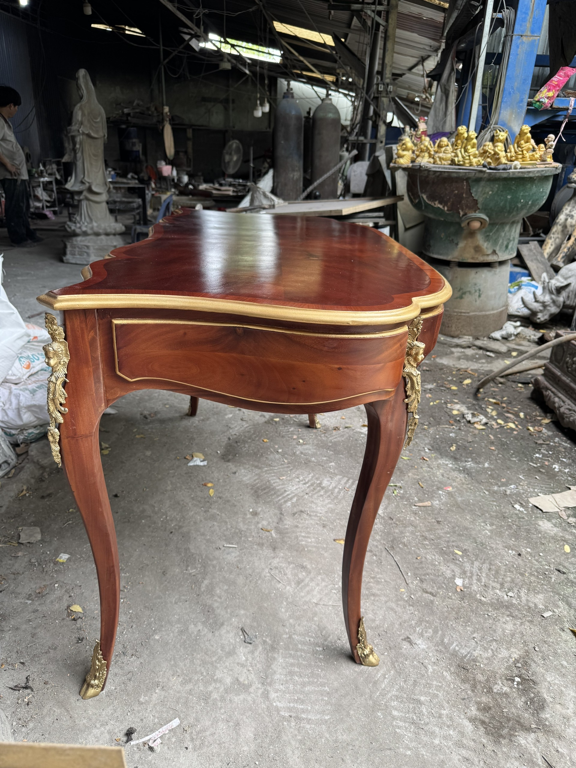 Bàn làm việc gỗ walnut cao cấp cho phòng giám đốc