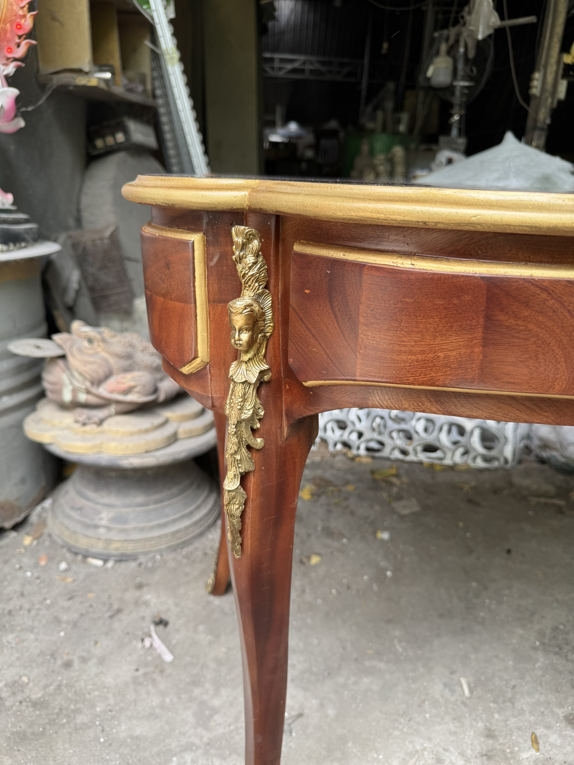 Bàn làm việc veneer walnut phong cách sang trọng