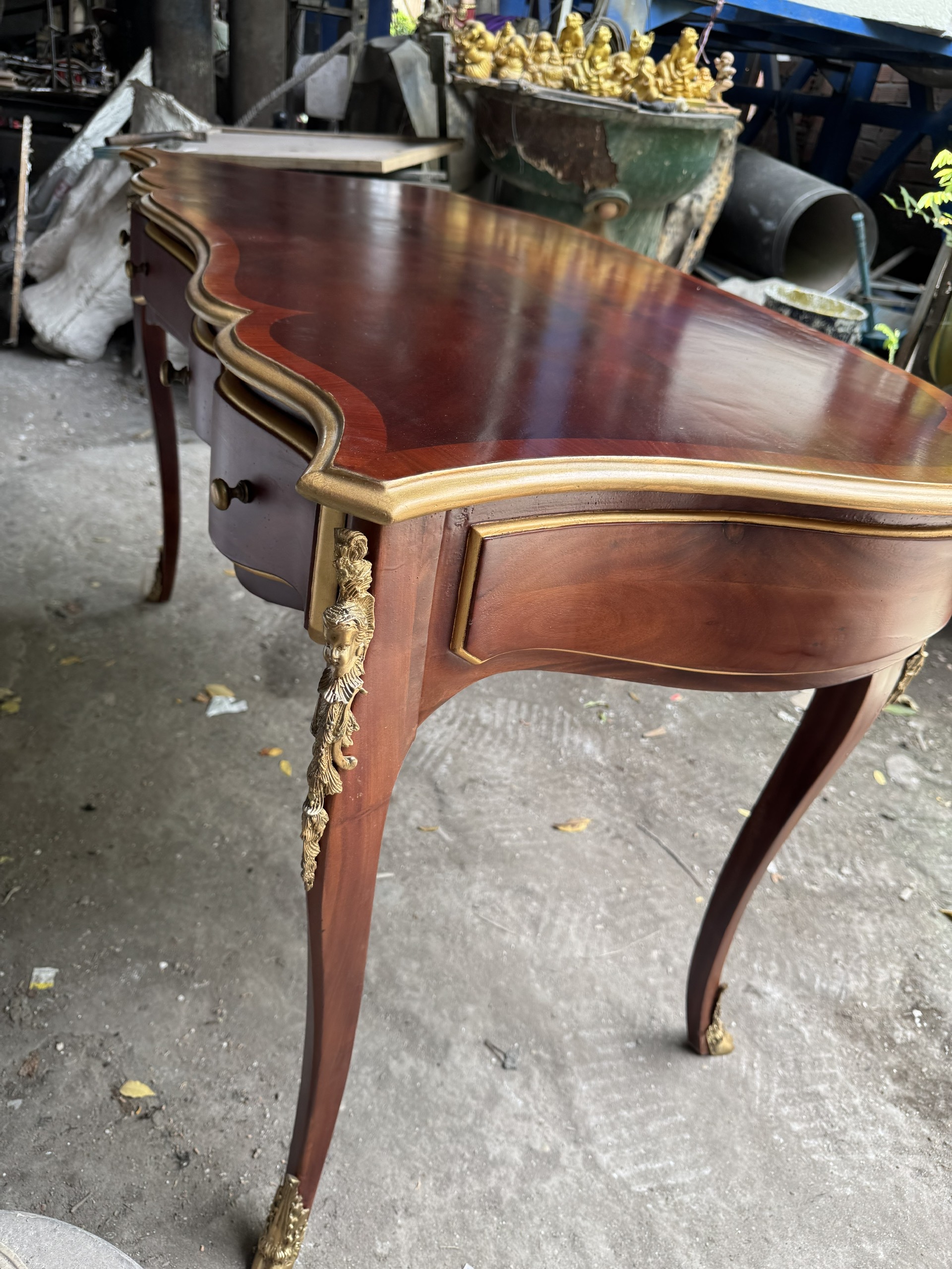 Bàn làm việc 3 ngăn kéo veneer walnut phong cách cổ điển