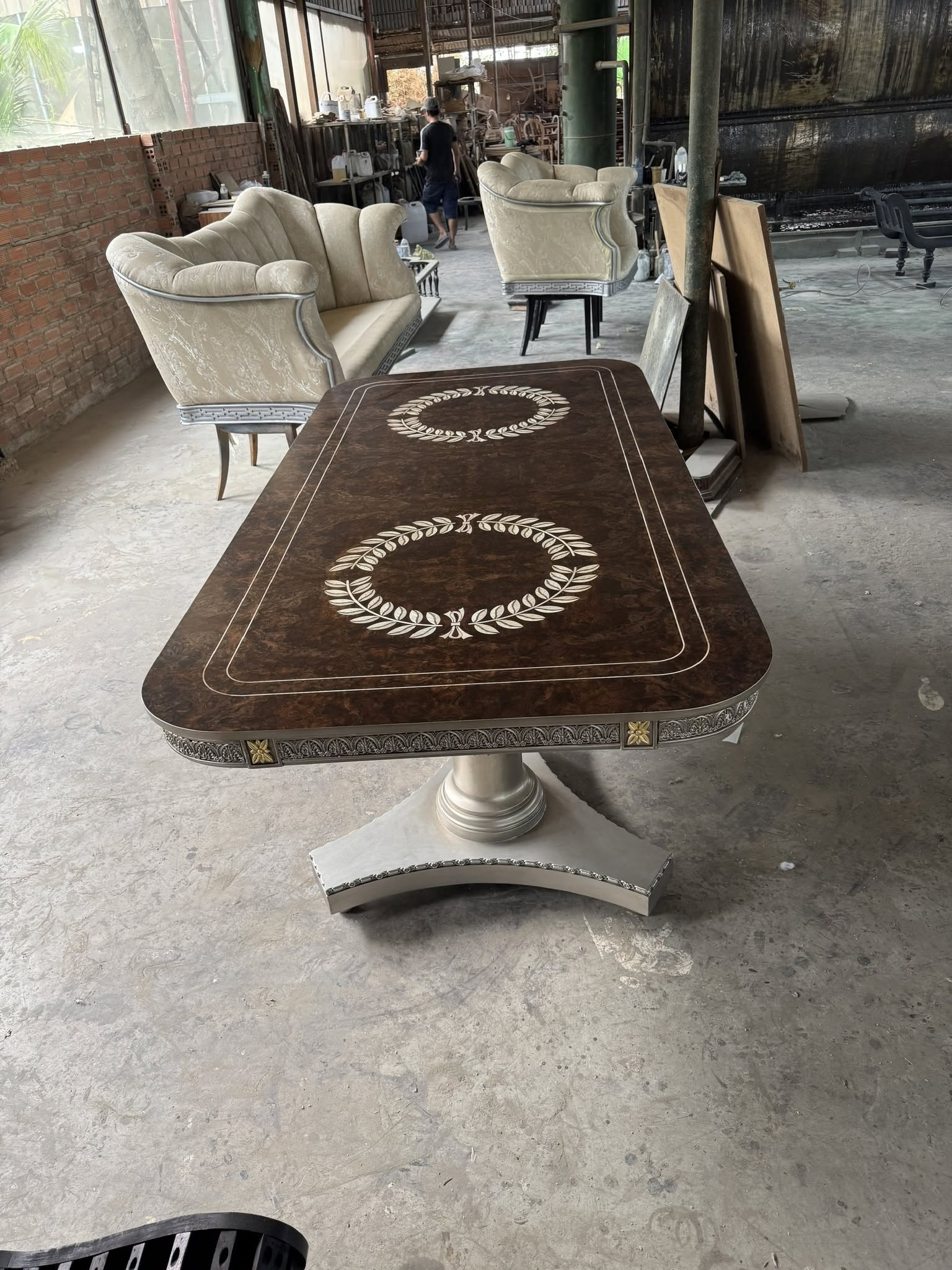 Bàn ăn mặt veneer kết hợp thân bàn bạc lau cũ