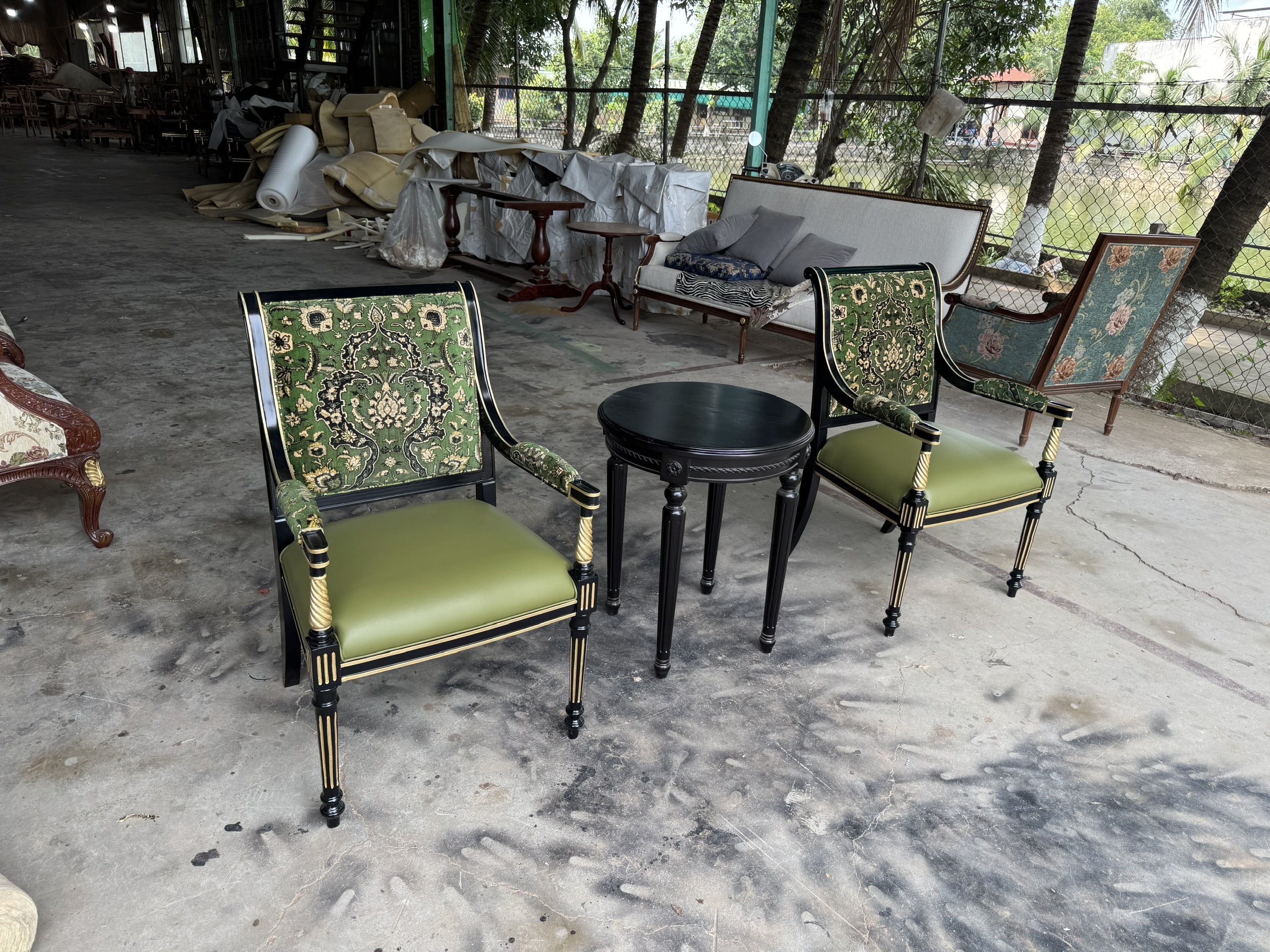 Bộ bàn ghế tay xoắn sơn đen bọc vải xanh sang trọng