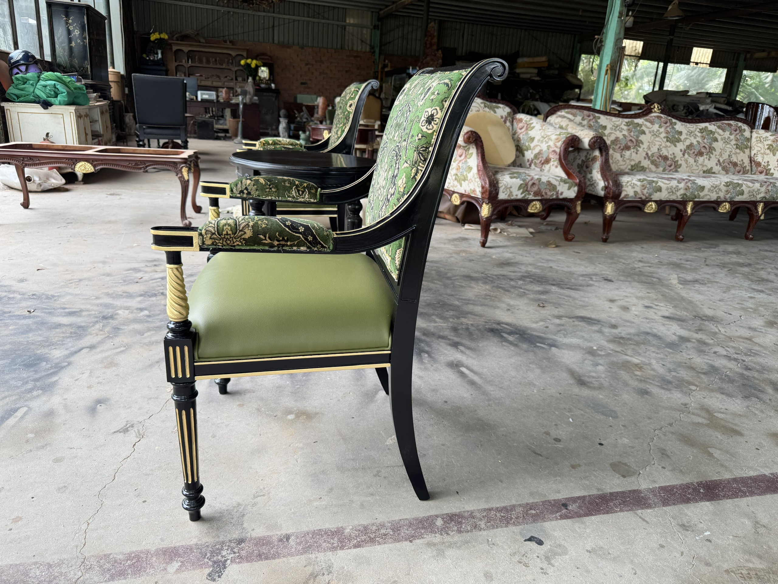 Bàn ghế cổ điển sơn đen bọc vải xanh cho biệt thự