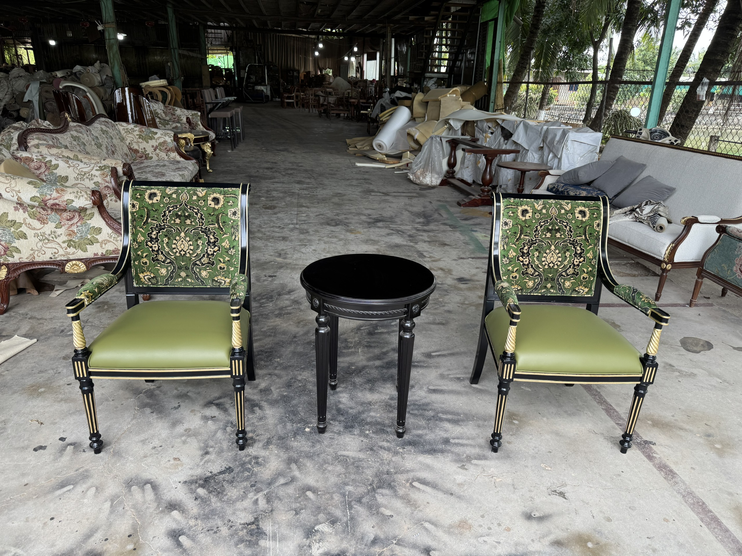 Bộ bàn ghế tay xoắn gỗ Mahogany sơn đen dát vàng bọc vải hoa văn xanh – Nội thất Minh Sang