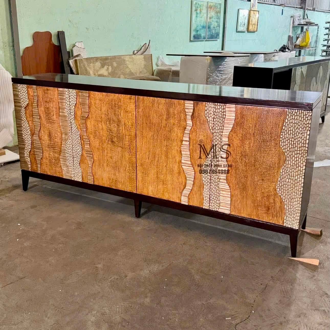 Tủ 4 cánh veneer Goldwave vàng son đắp chi tiết khắc nổi dát bạc lau màu