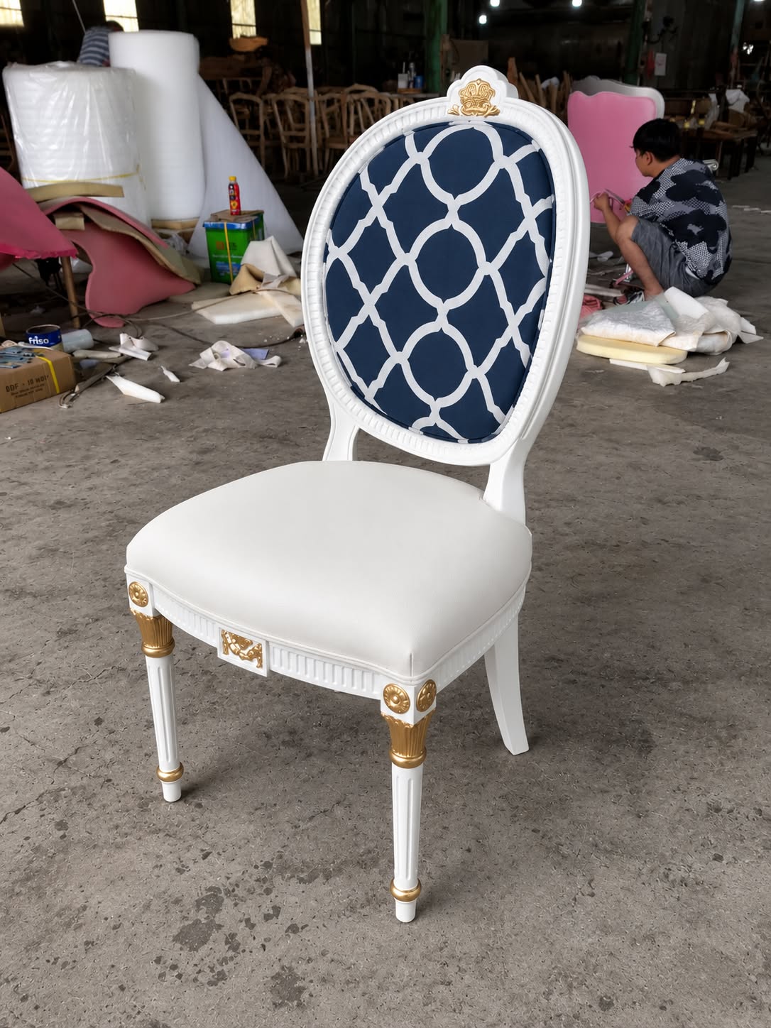 Ghế ăn Louis 16 King Chair sơn trắng bọc da bò trắng tựa lưng vải xanh dương