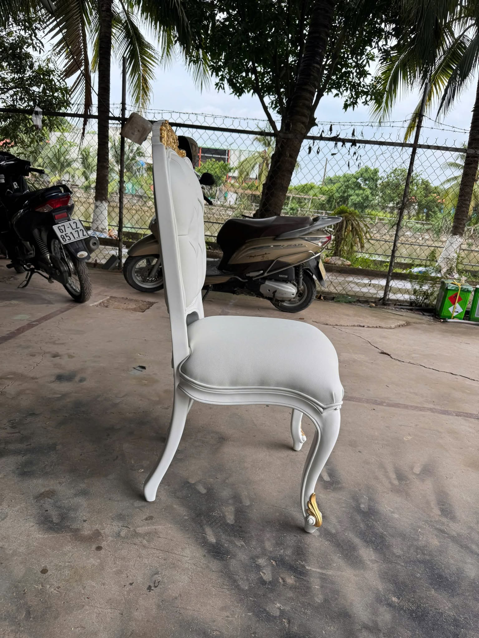 Ghế ăn cổ điển gỗ Mahogany sơn trắng bọc da bò