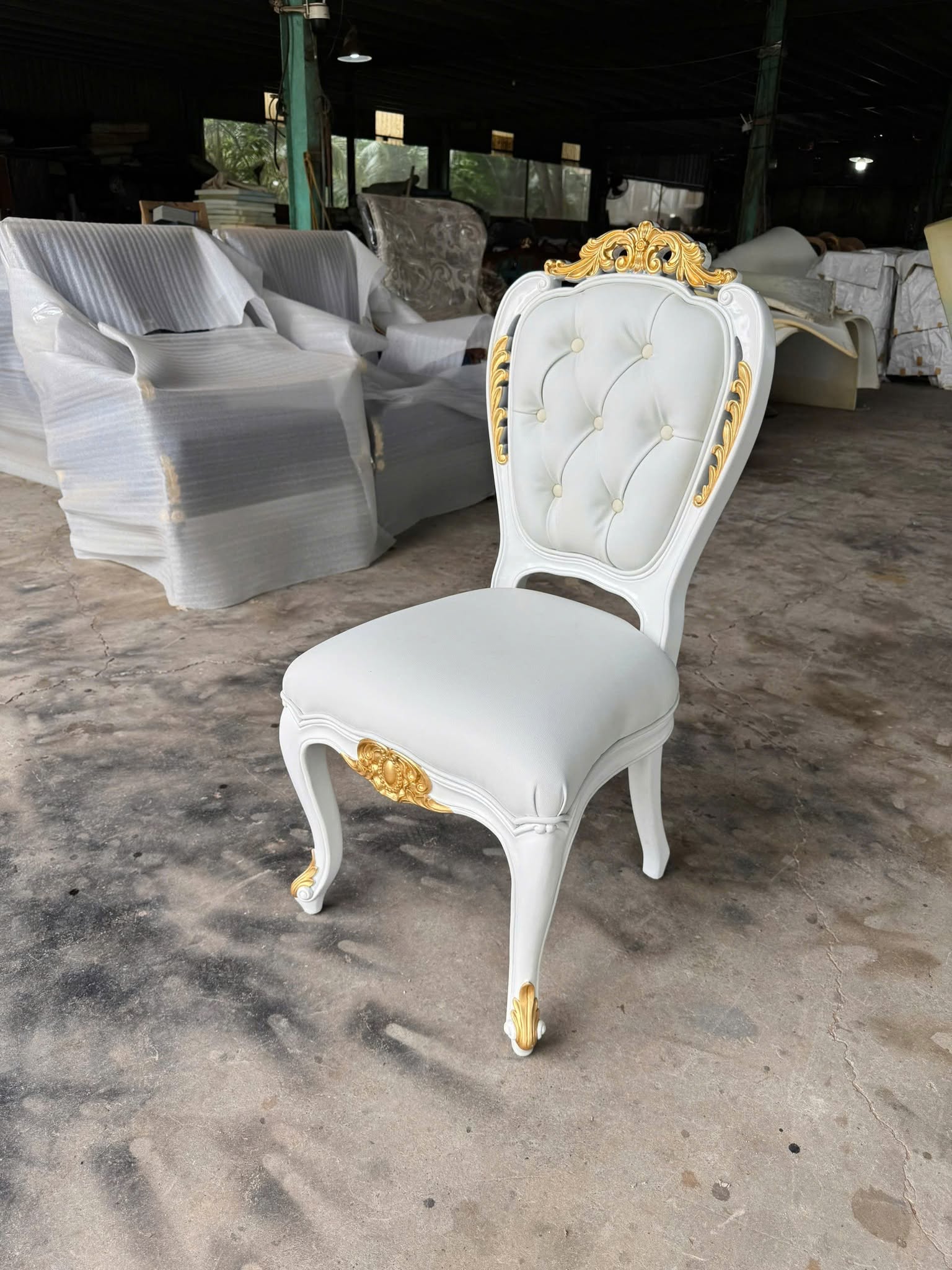 Ghế ăn cổ điển gỗ Mahogany sơn trắng bọc da bò rút nút dát vàng – Nội thất Minh Sang