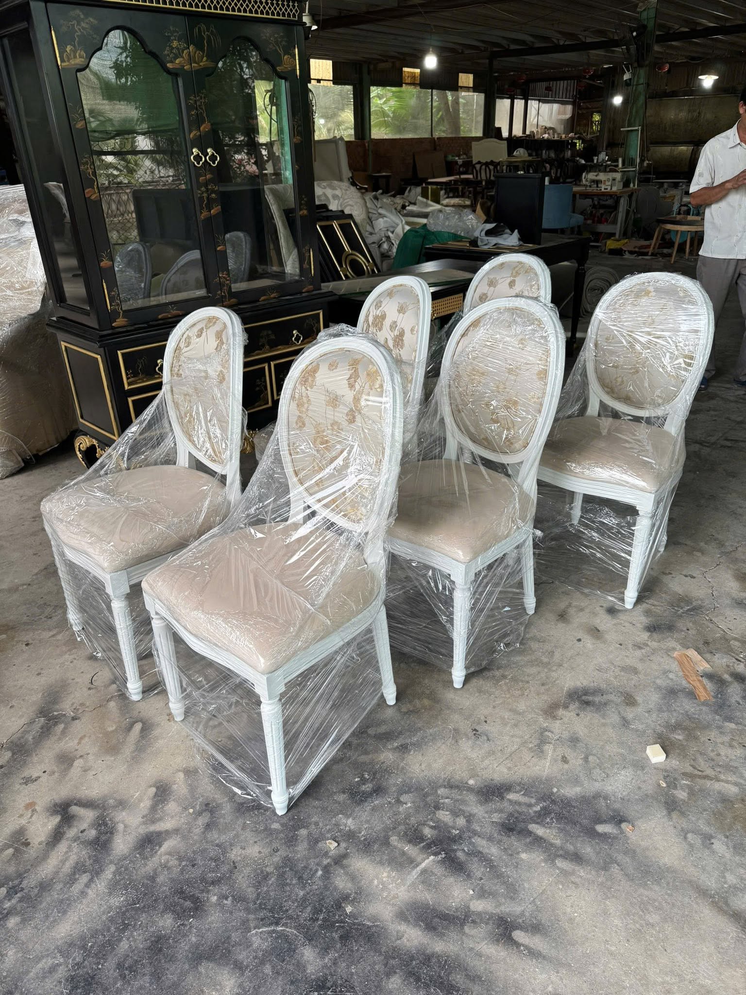 Ghế ăn bọc vải hoa cho phòng ăn biệt thự