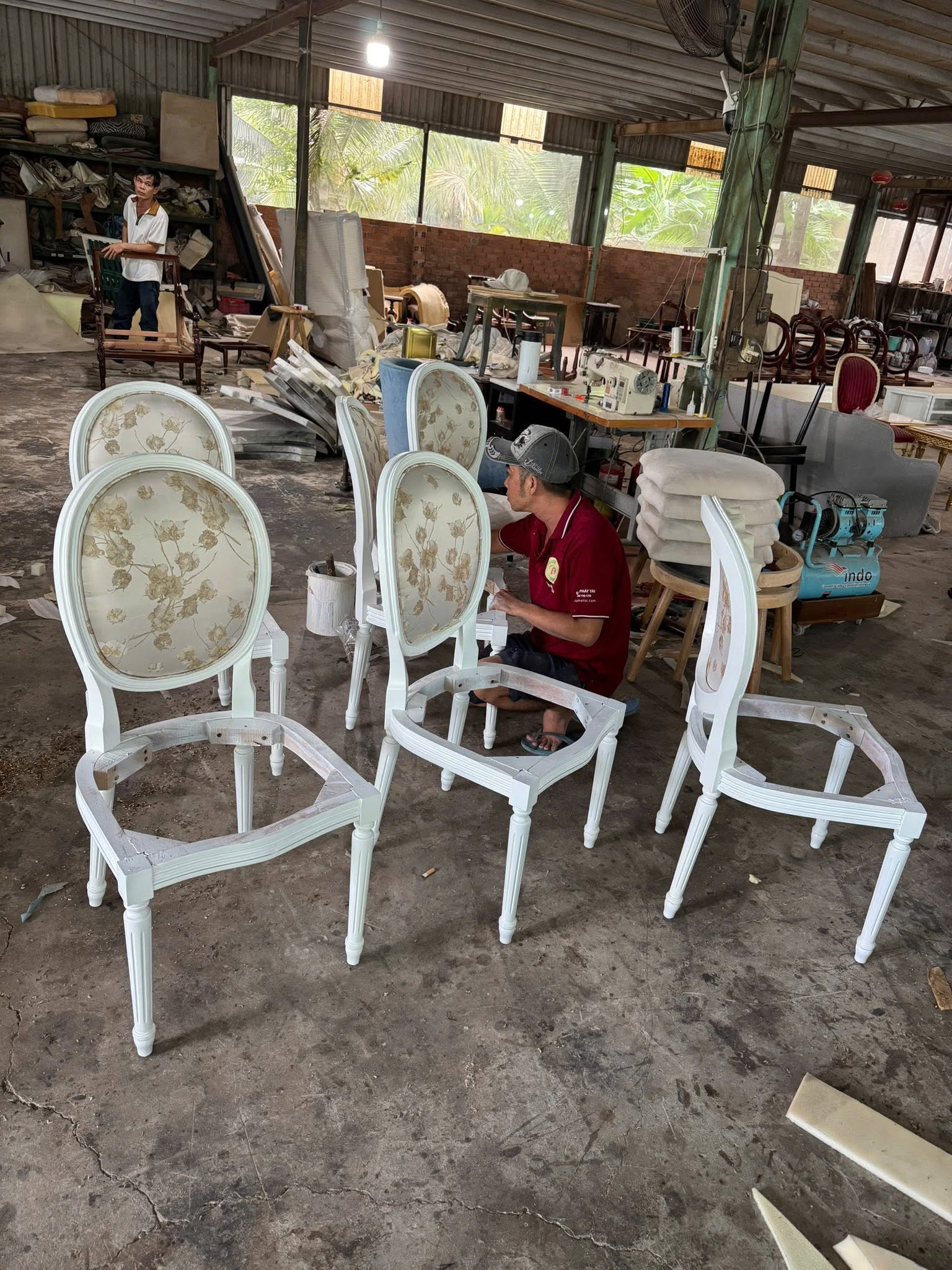 Ghế ăn sơn trắng thiết kế thanh lịch cao cấp