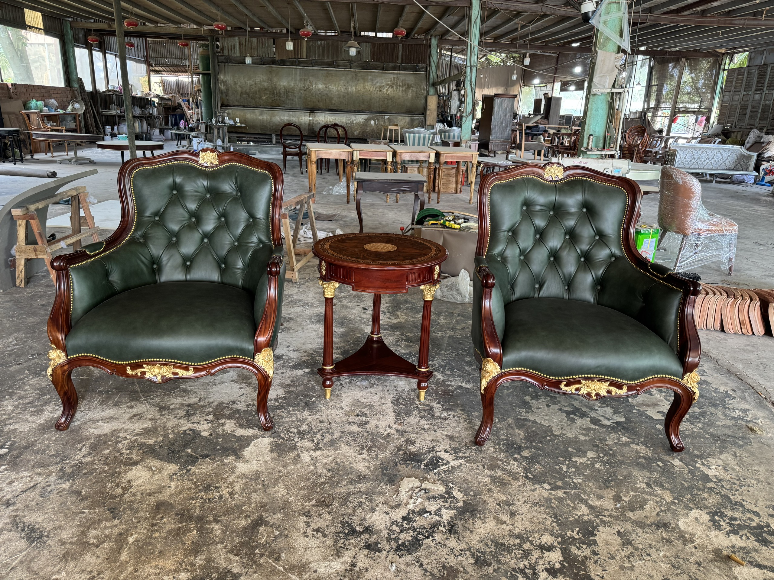 Ghế louis 15 bọc da bò màu xanh rút nút cao cấp