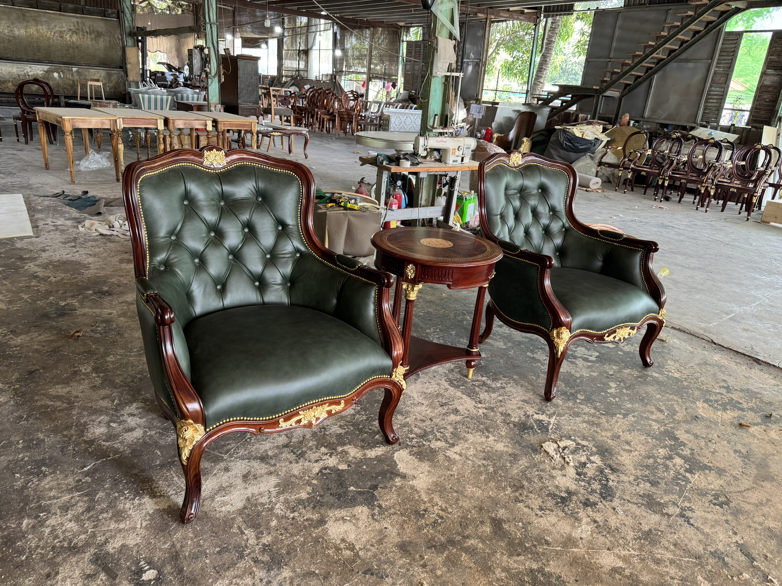 Ghế capitone da bò xanh phong cách louis 15