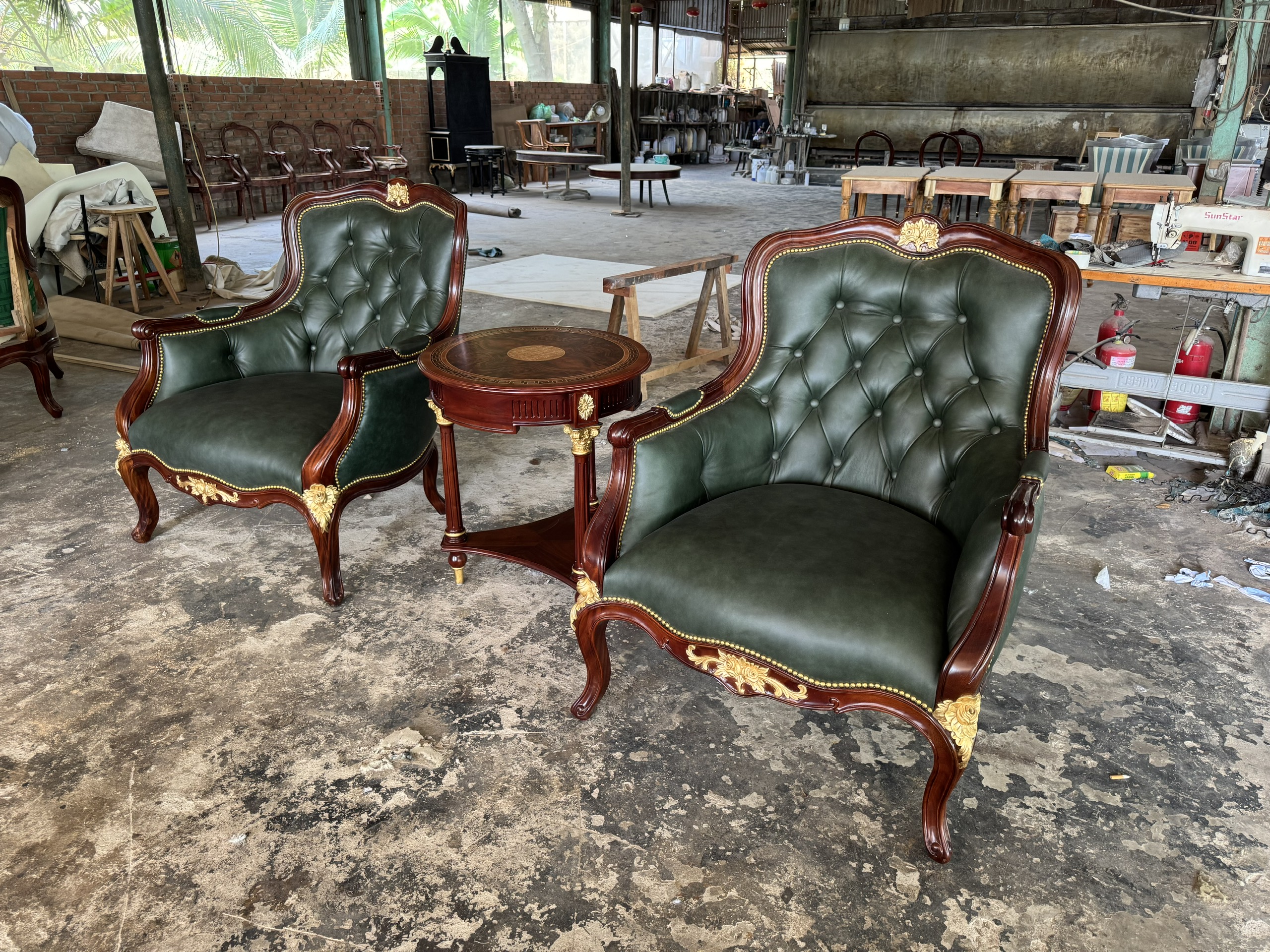 Ghế louis 15 da bò xanh capitone sang trọng