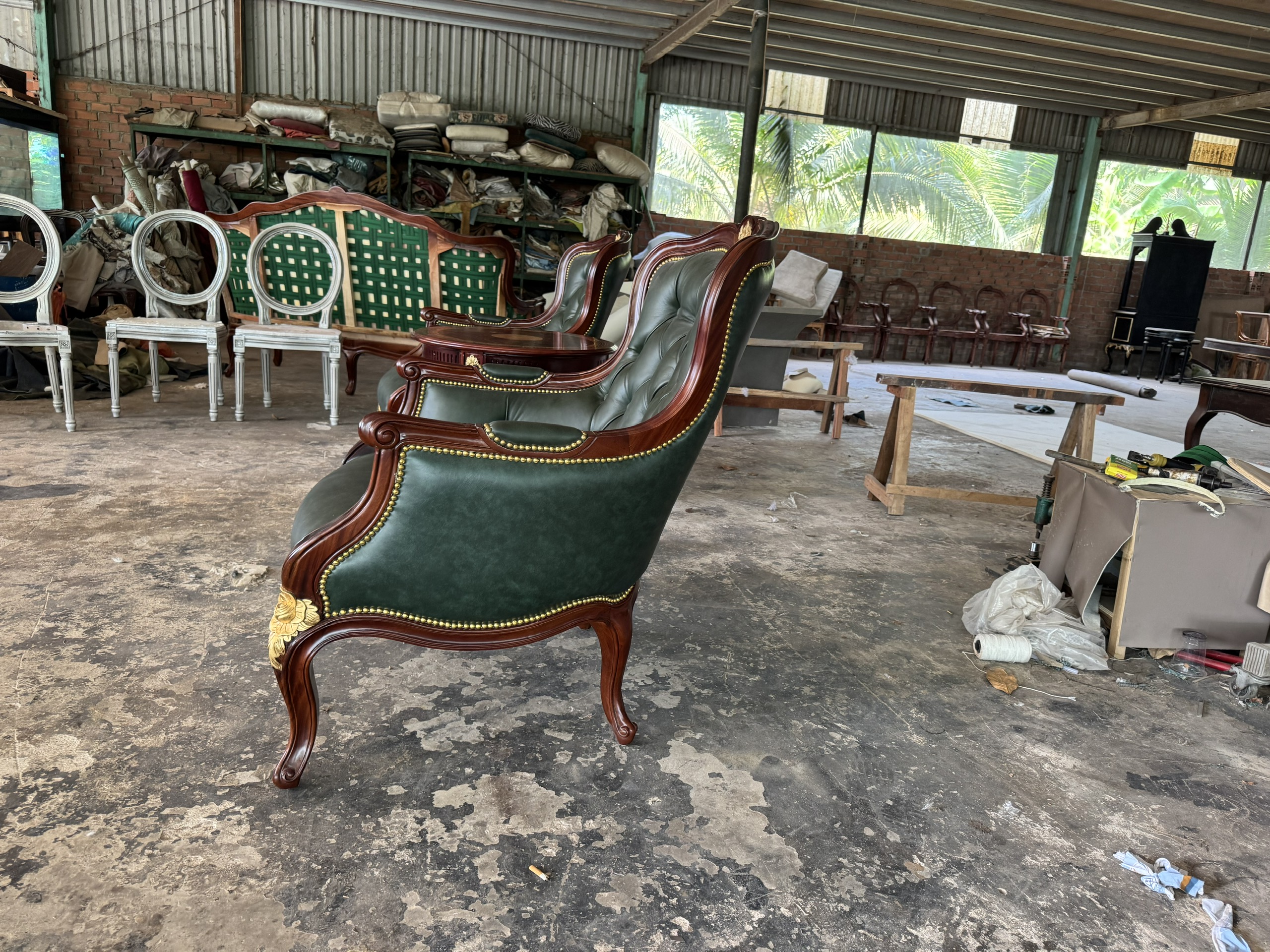 Ghế gỗ louis 15 bọc da bò xanh tinh tế