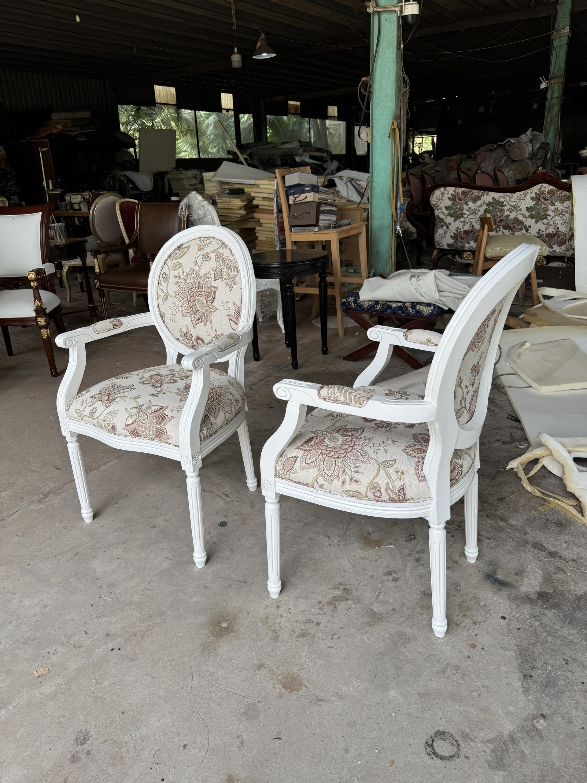 Ghế sơn trắng bọc vải trang trí biệt thự