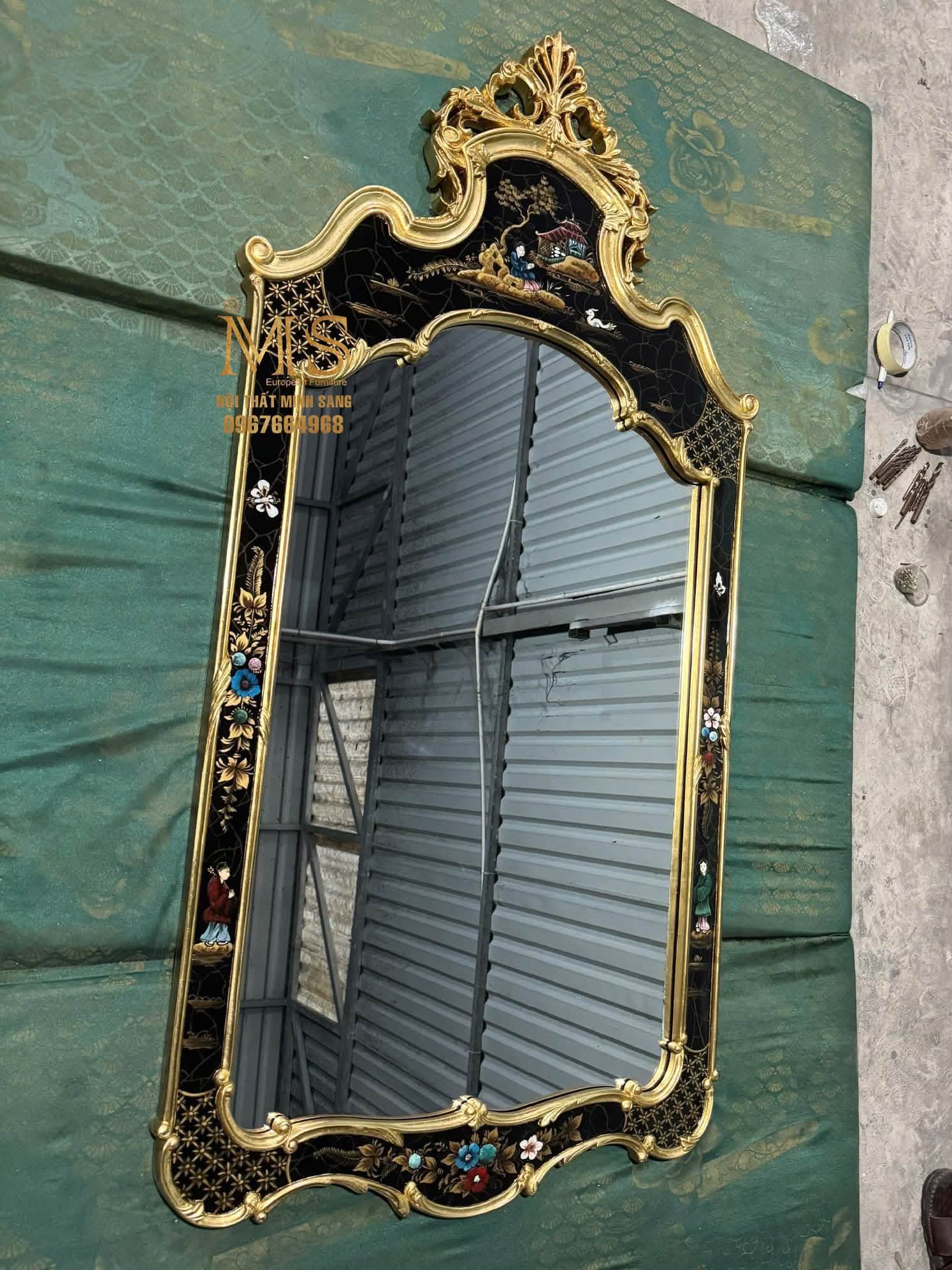 Khung gương sơn đen viền vàng phong cách Chinoiserie