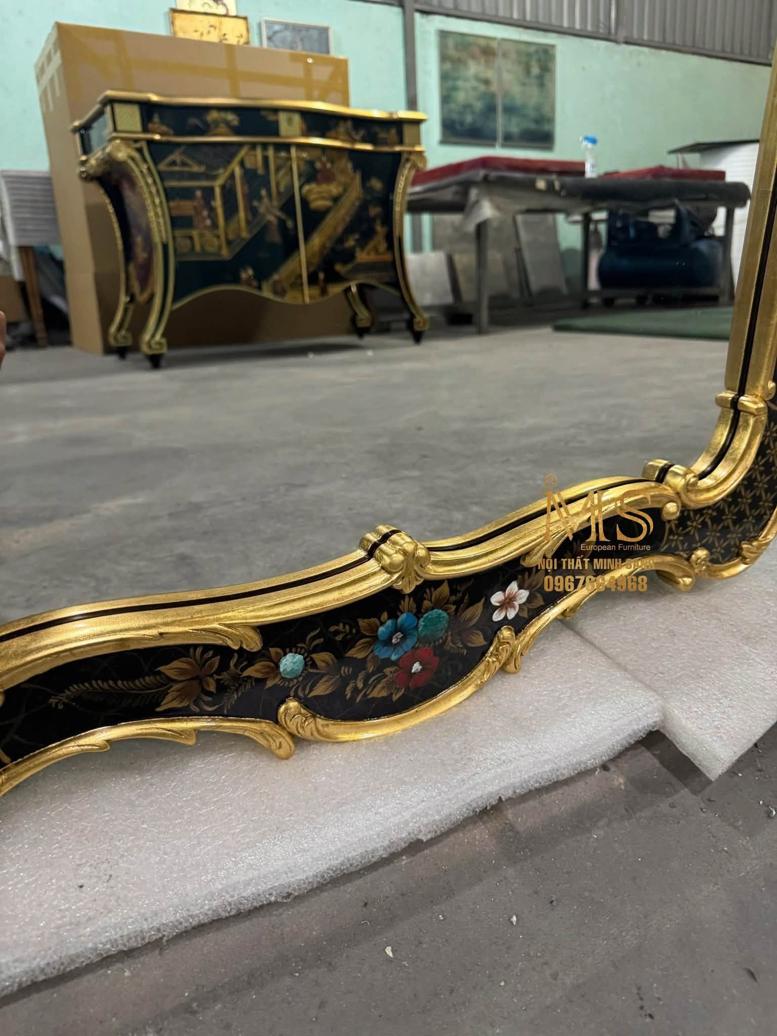 Khung gương sơn đen đắp nổi họa tiết vàng