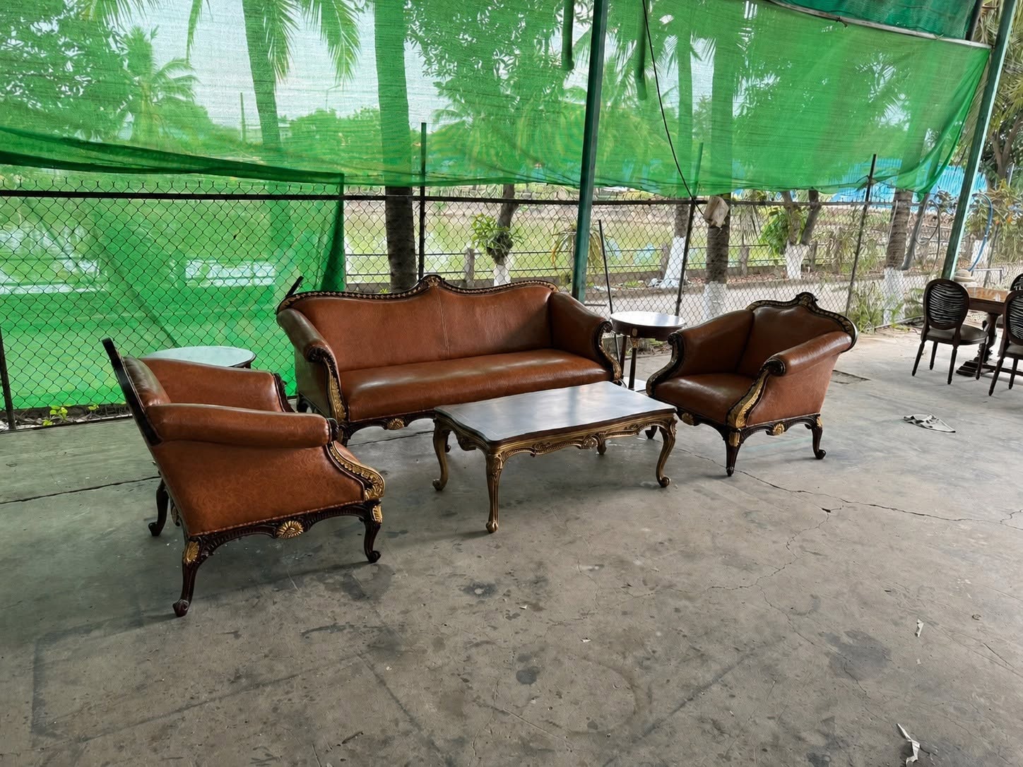 Sofa da bò màu nâu đỏ thiết kế Althorp sang trọng