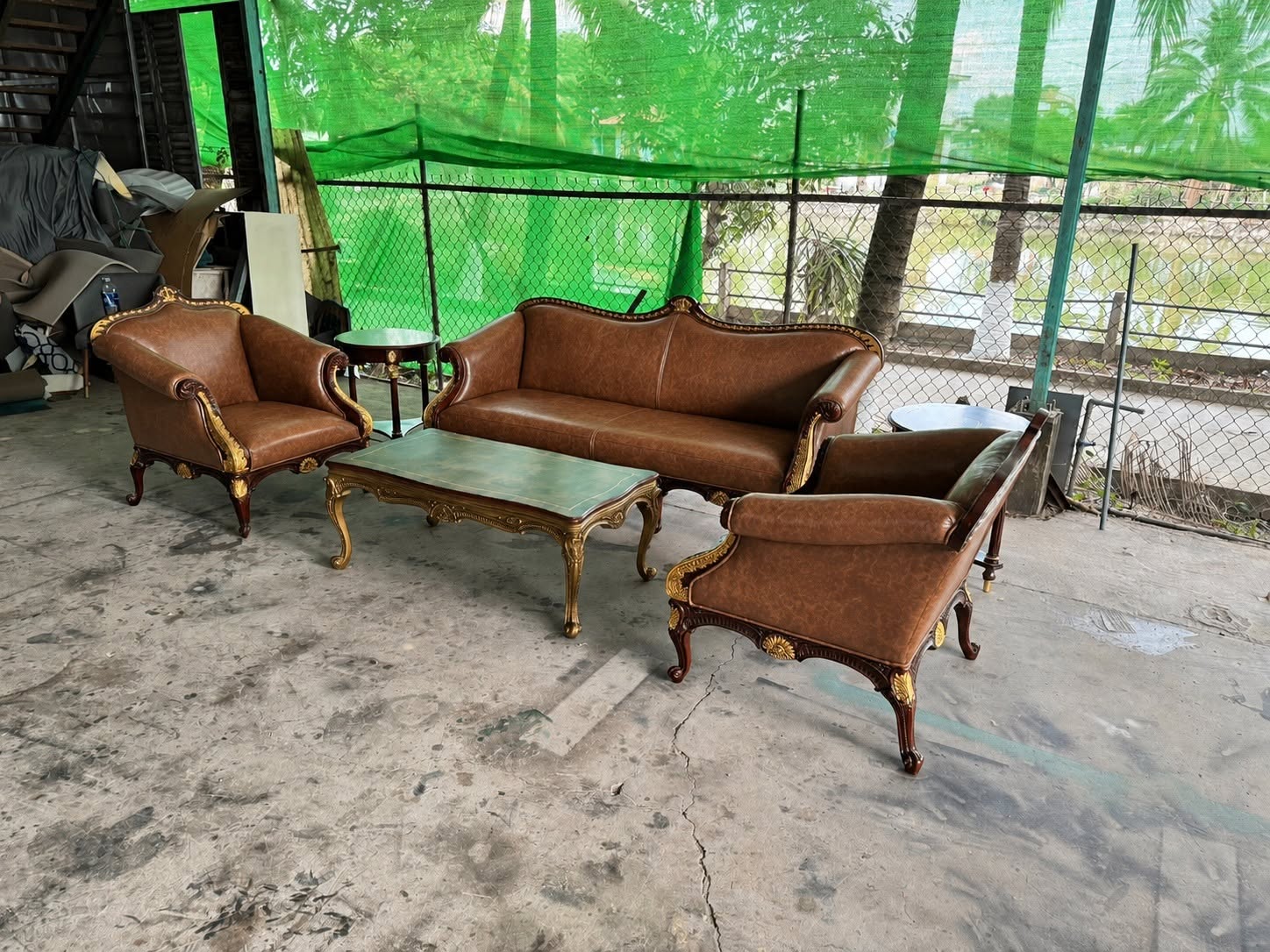 Sofa Althorp bọc da bò cao cấp cho phòng khách