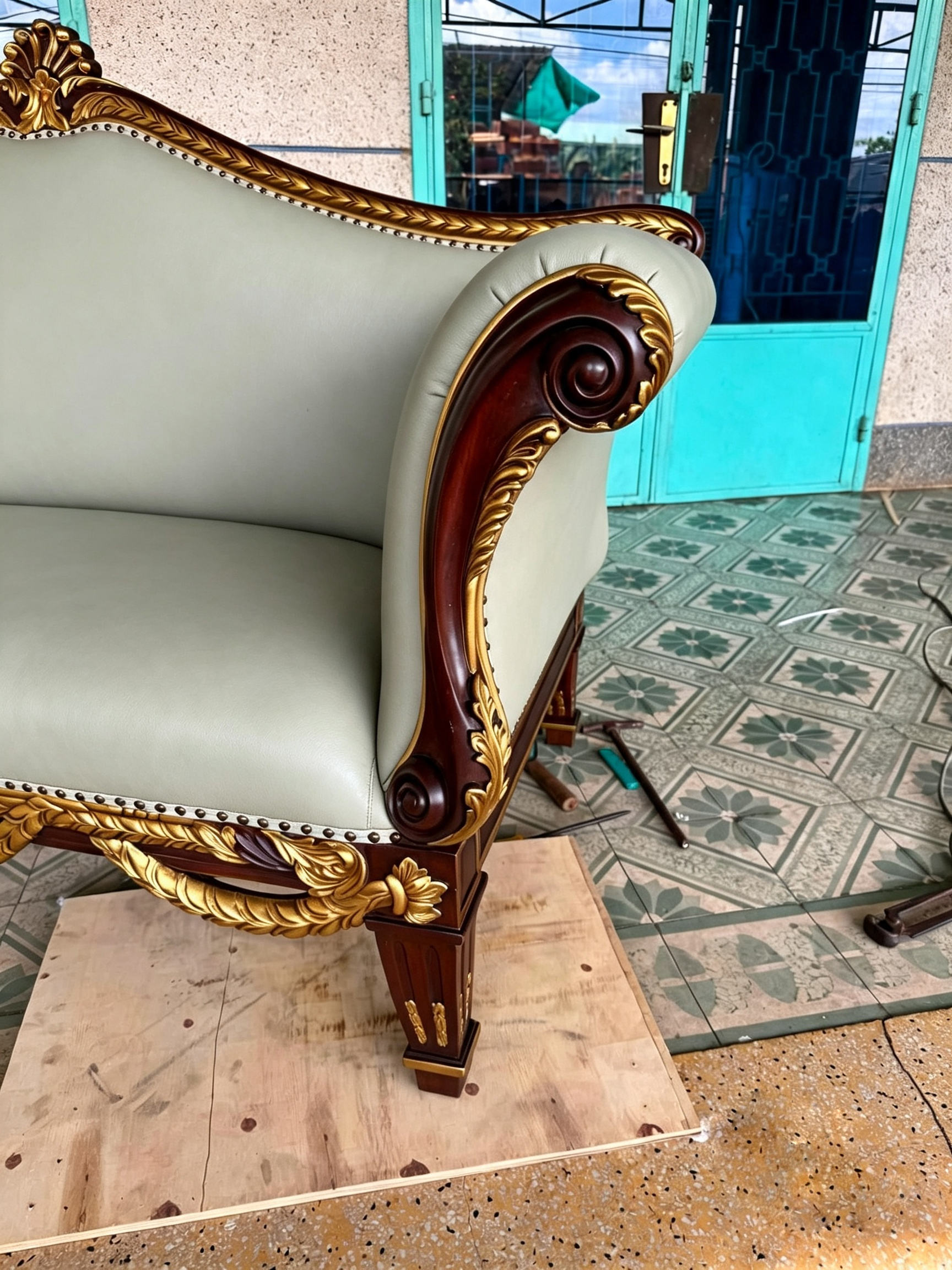 Sofa gỗ mahogany dát vàng lên màu cổ sang trọng