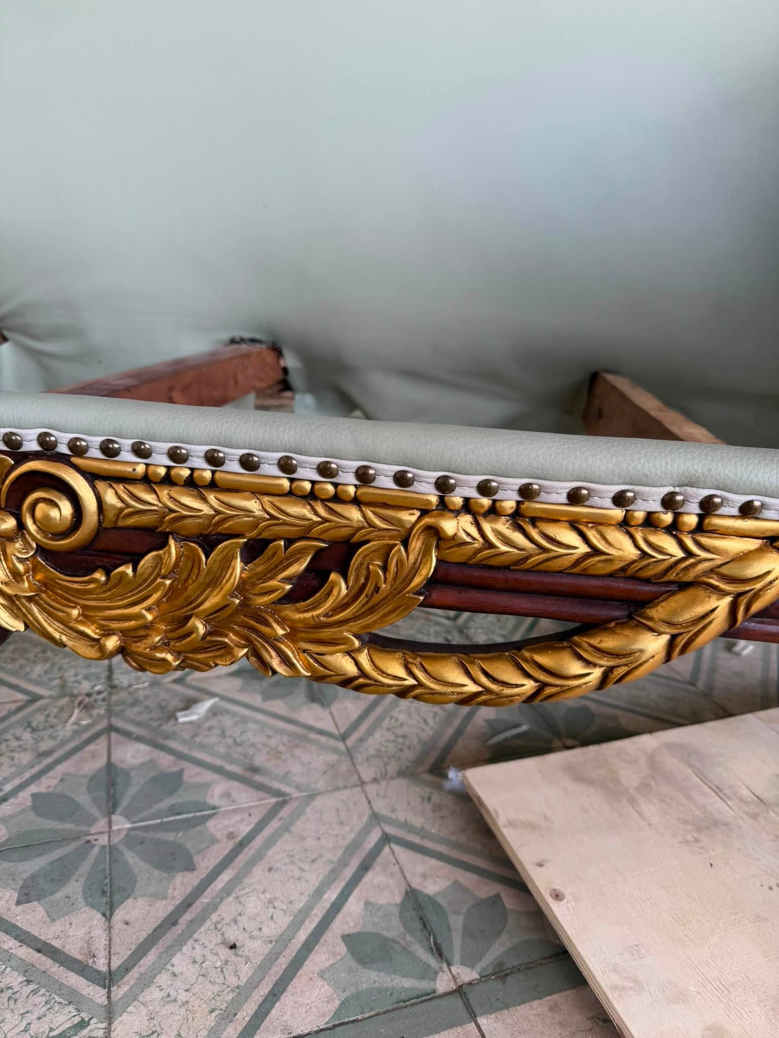 Sofa mahogany dát vàng cổ điển bọc da