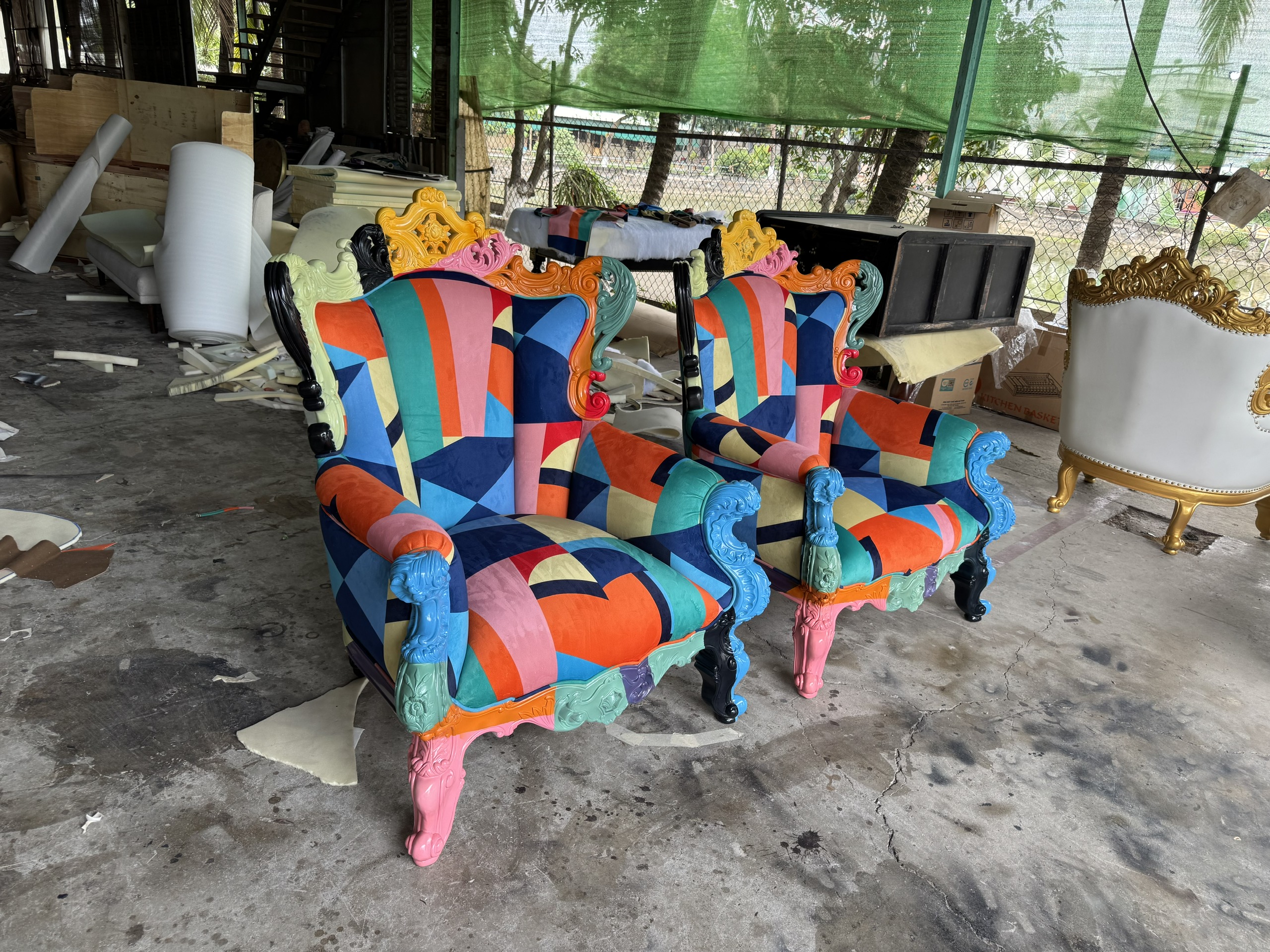 Sofa gỗ mahogany chạm khắc và sơn từng mảng