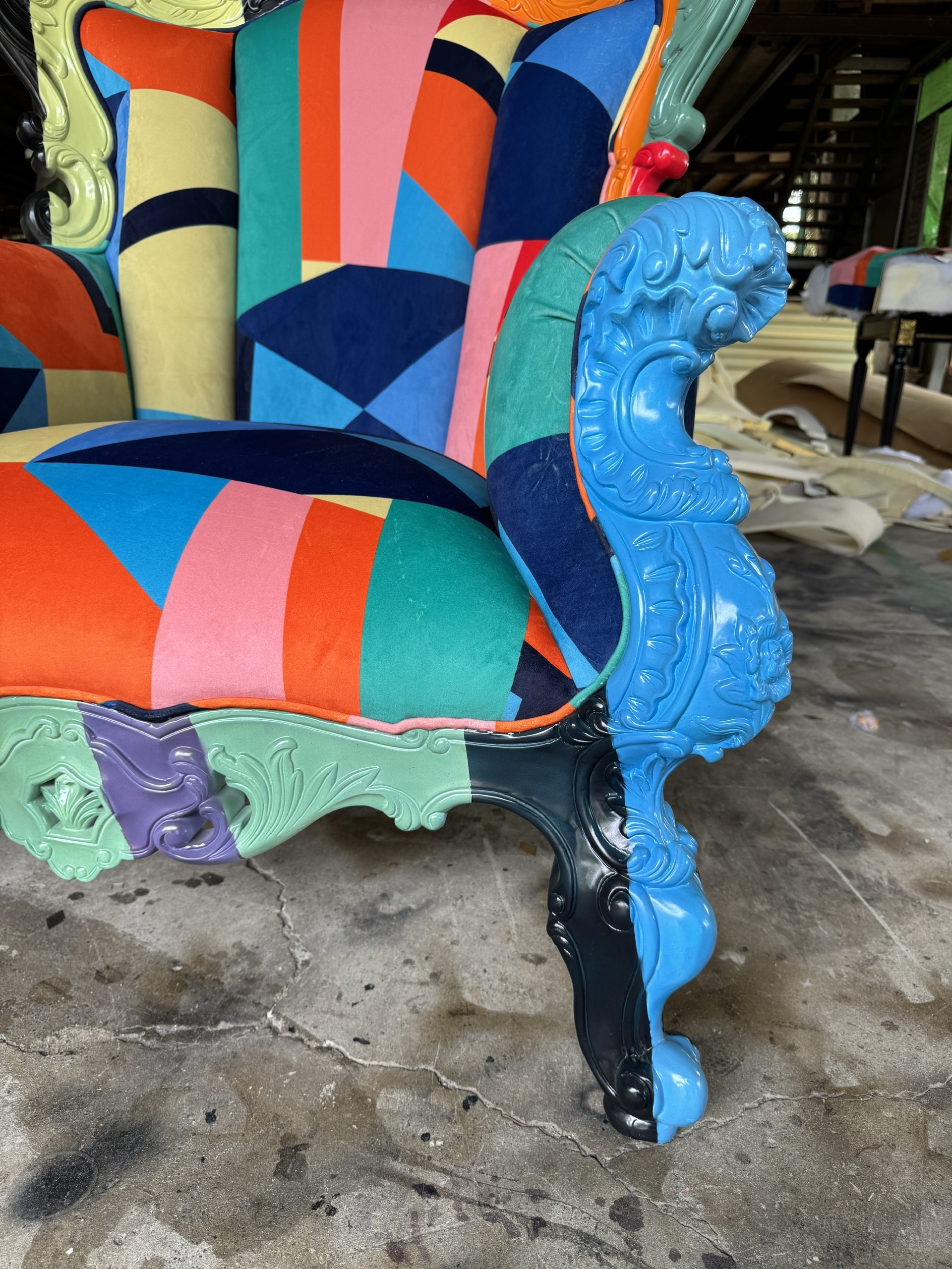 Ghế sofa gỗ mahogany chạm trổ thủ công độc đáo