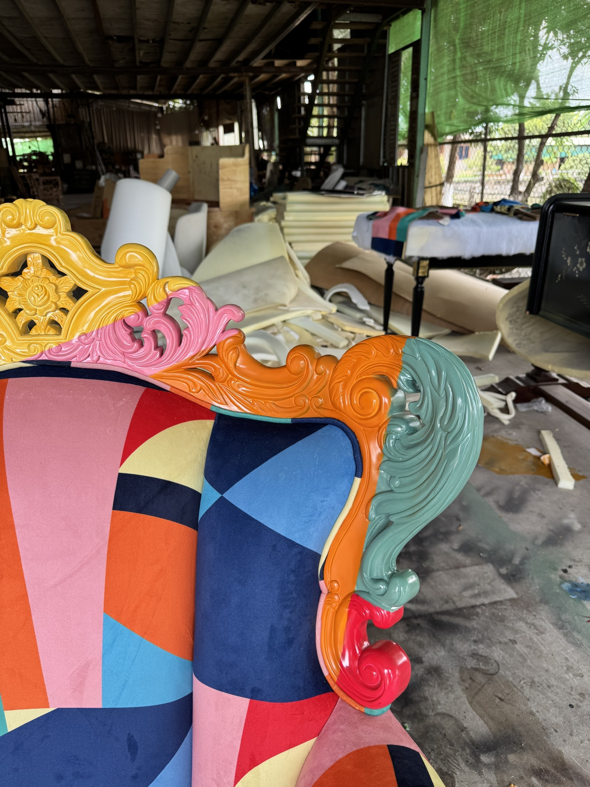 Ghế sofa mahogany sơn từng mảng và bọc vải nghệ thuật