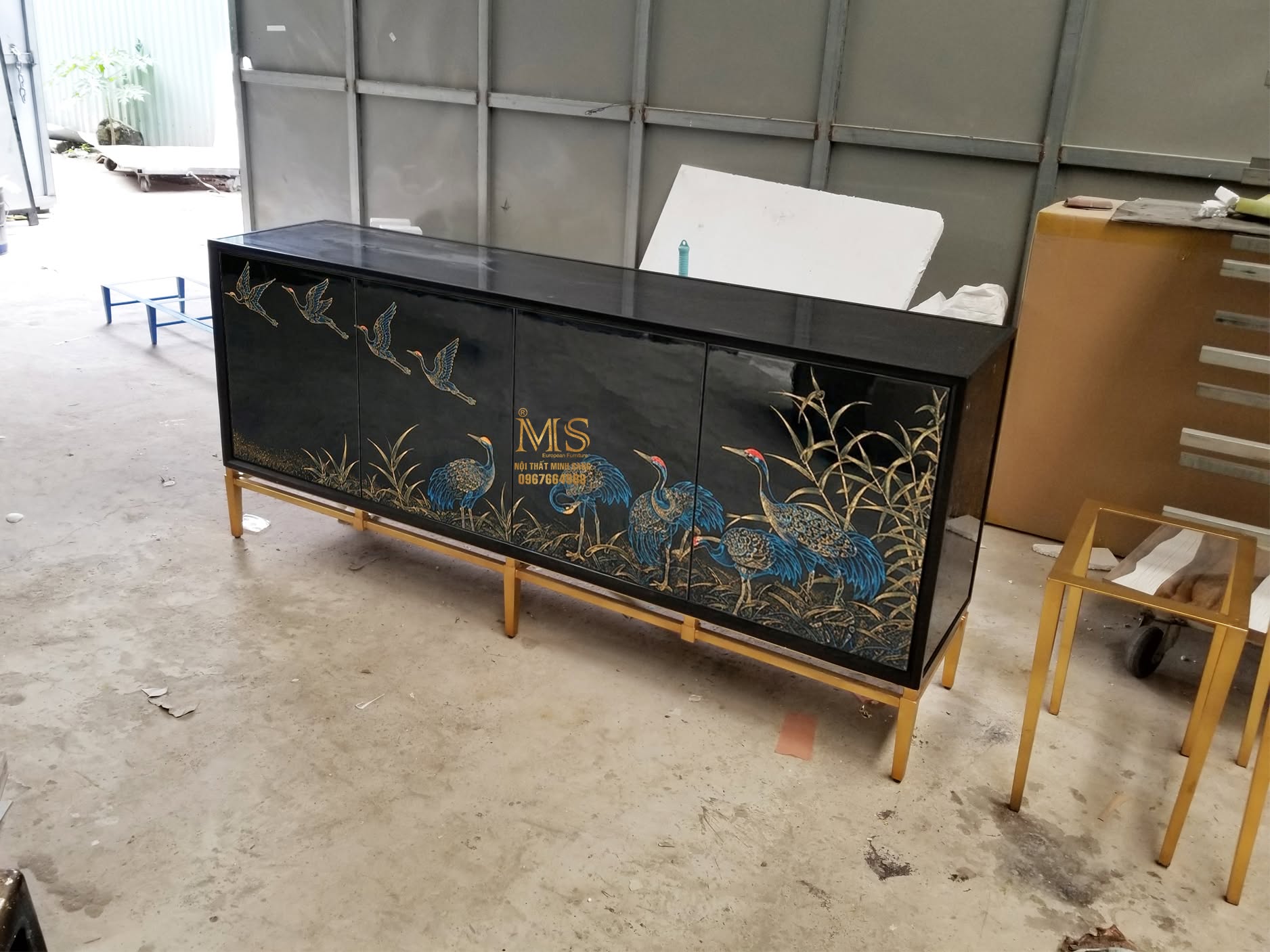 Tủ trang trí vẽ ngược sau kiếng đen phong cách sang trọng